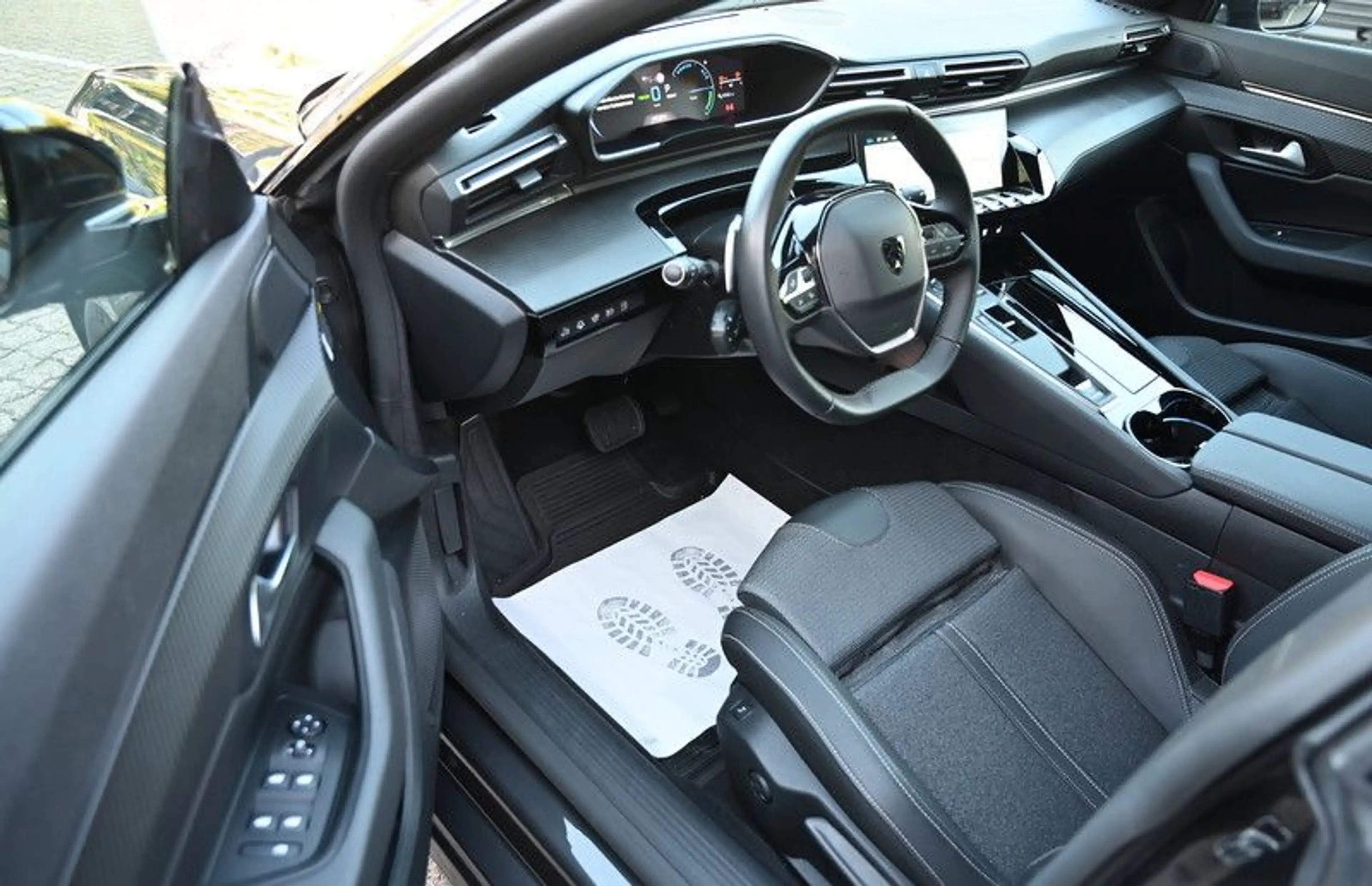Peugeot 508 SW Hybrid 225 Allure — photo 10