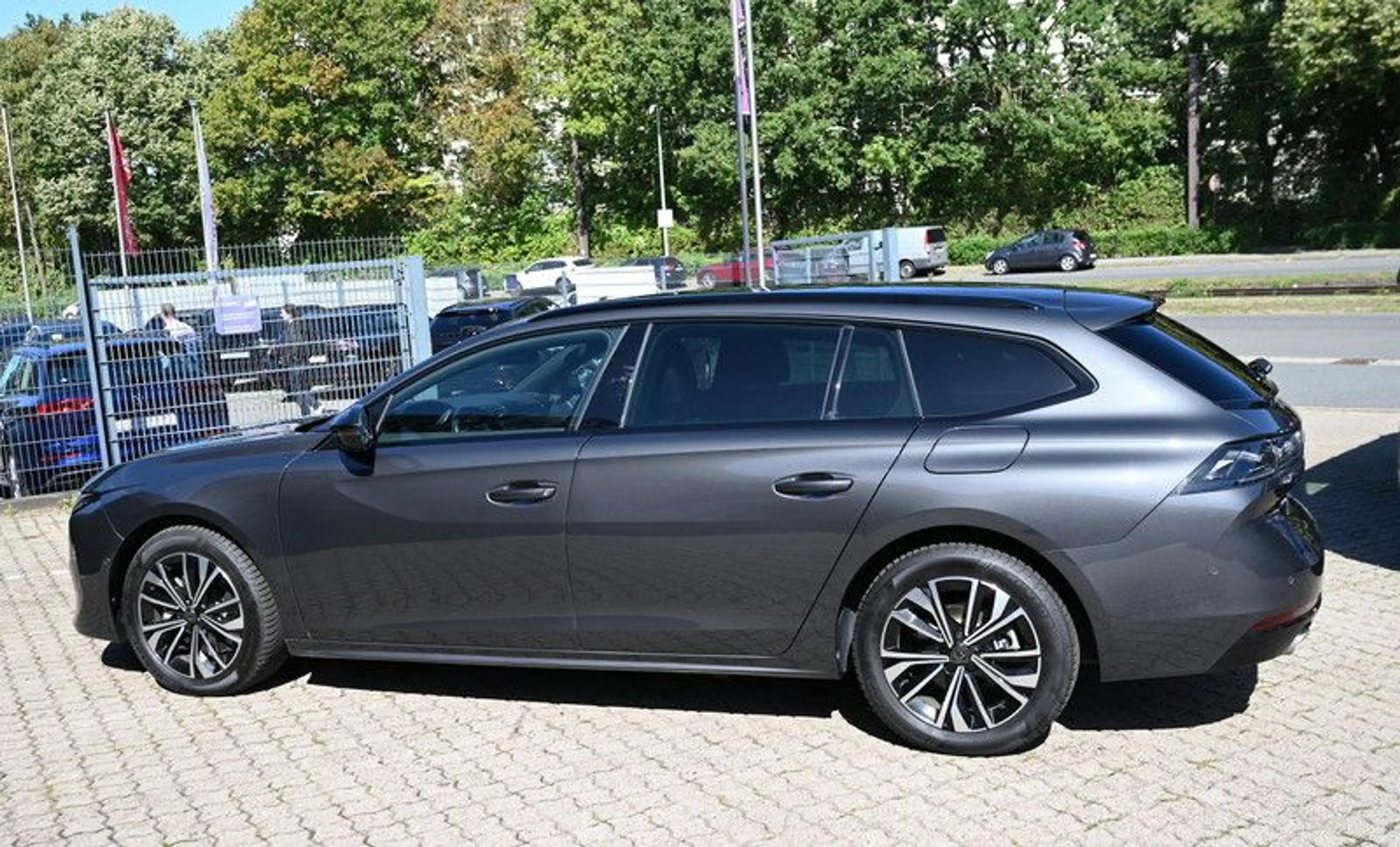 Peugeot 508 SW Hybrid 225 Allure — photo 4