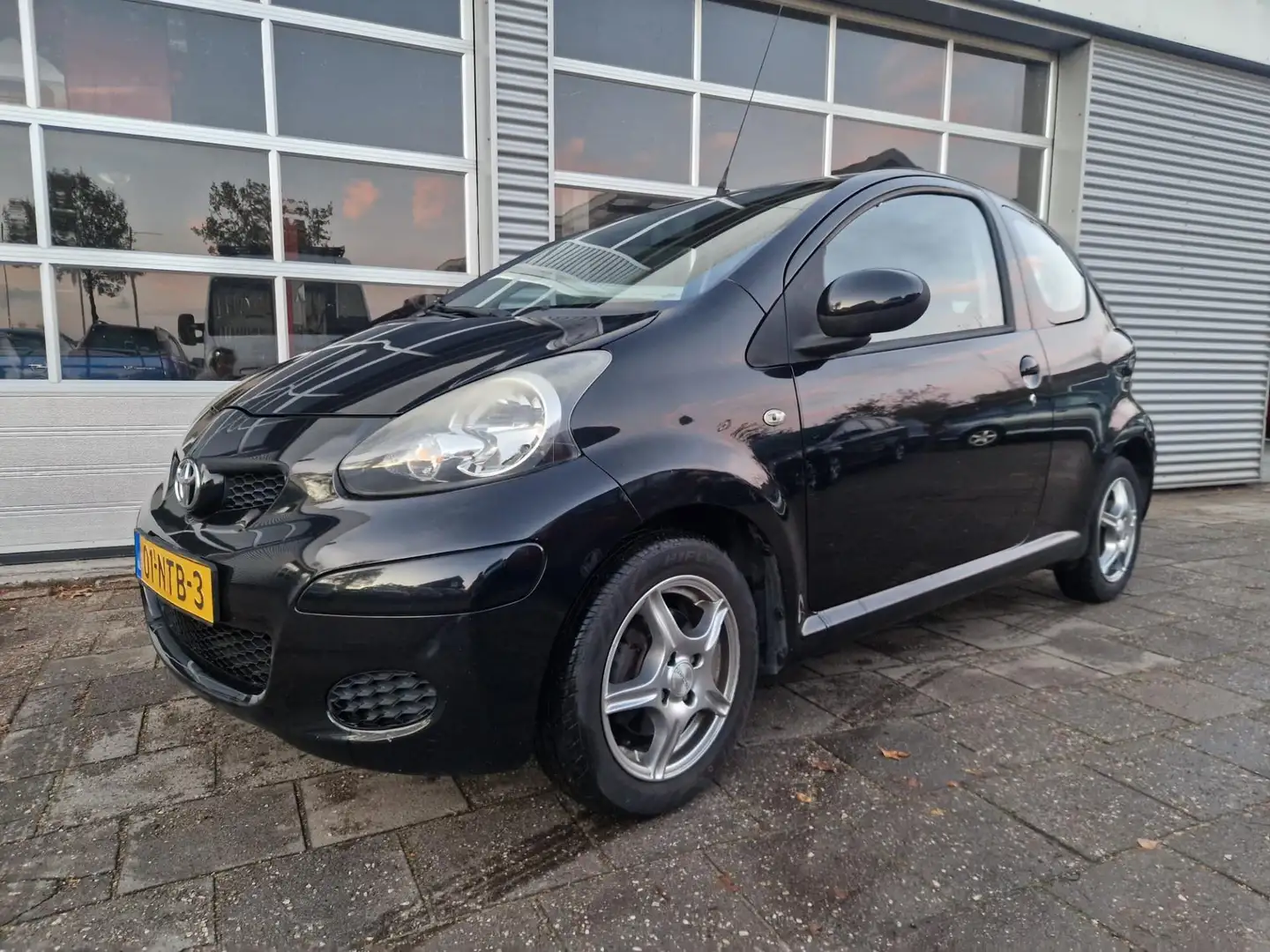 Toyota Aygo 1.0-12V Comfort ( AUTOMAAT) Zwart - 1