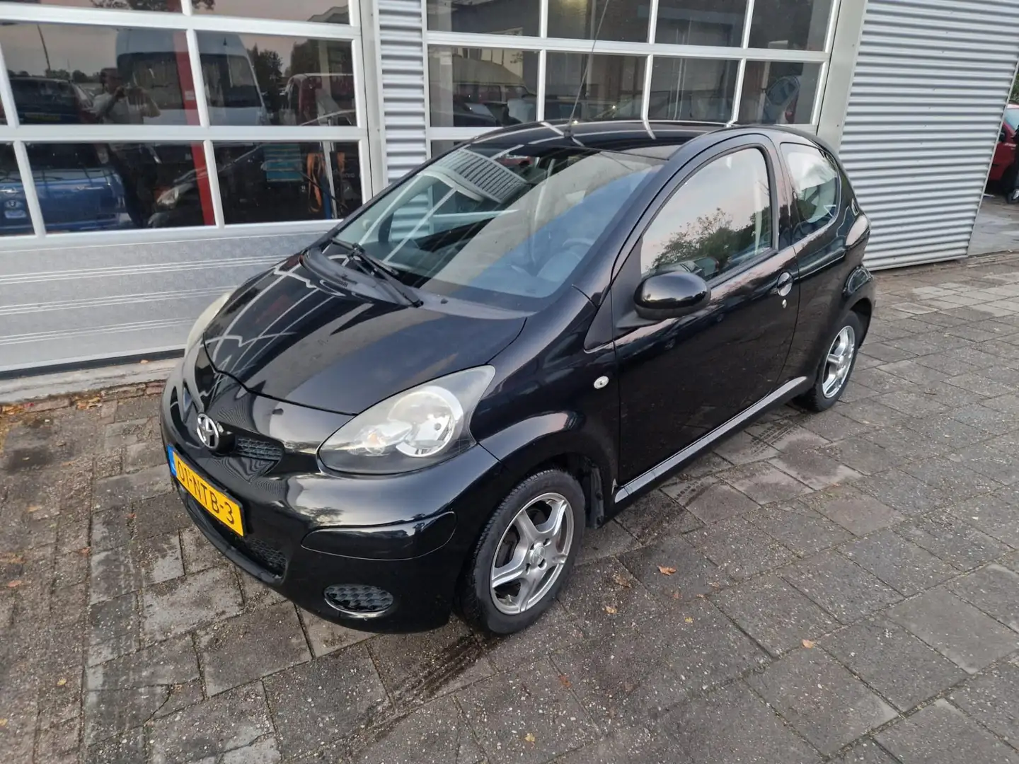 Toyota Aygo 1.0-12V Comfort ( AUTOMAAT) Zwart - 2