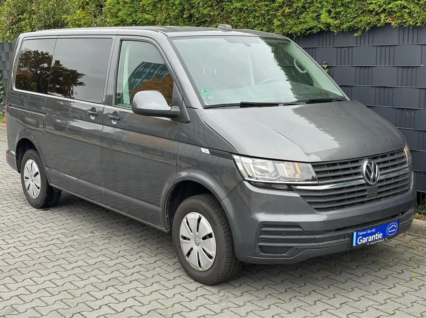 Volkswagen T6.1 Multivan 2,0 TDI *AUTOMATIK *NAVI+RFK *AHK *GARANTIE+FIN. Grau - 2