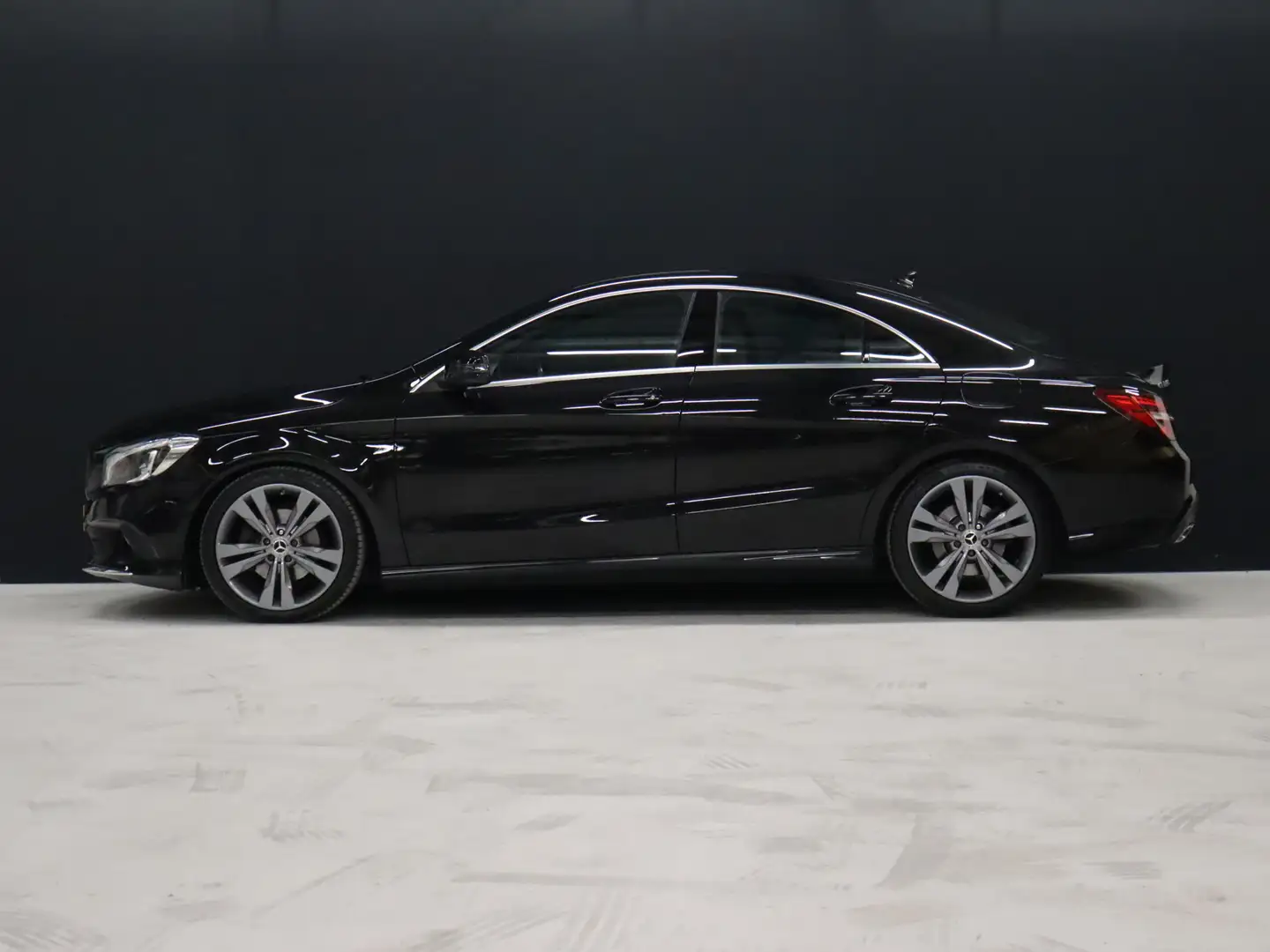 Mercedes-Benz CLA 180 Sport [GROOT NAVIGATIE, ZWARTE HEMEL, STOELVERWARM Zwart - 2