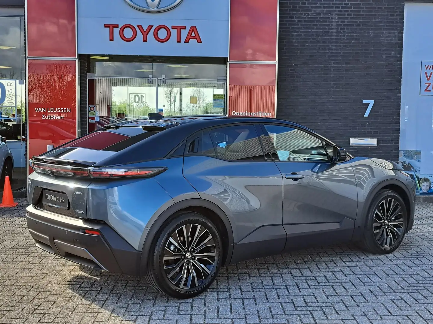 Toyota C-HR+ Executive AWD 77 kWh NIEUW & DIRECT LEVERBAAR! PAN - 2