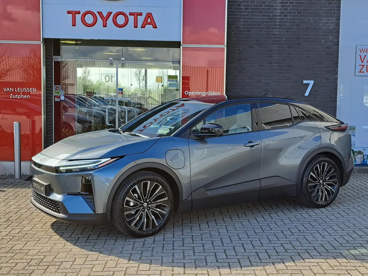 Toyota C-HR+ Executive AWD 77 kWh NIEUW & DIRECT LEVERBAAR! PAN - 1
