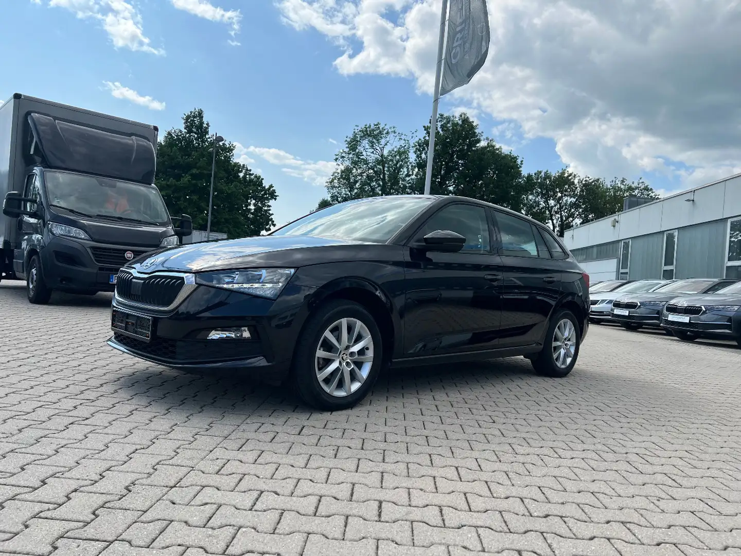 Skoda Scala 1.0 TSI Ambition *LED Navi Sitzh. DAB PDC* Zwart - 1