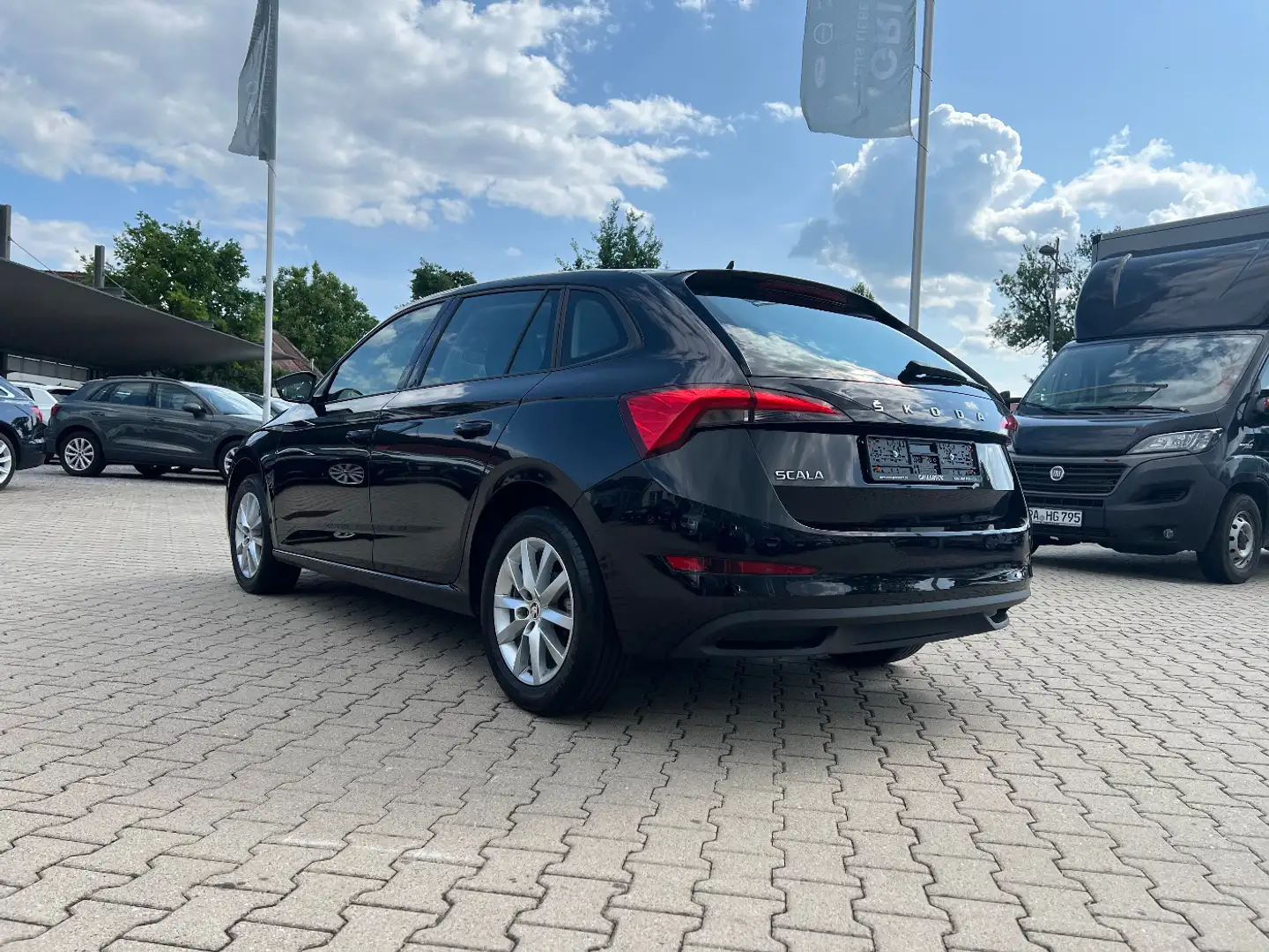 Skoda Scala 1.0 TSI Ambition *LED Navi Sitzh. DAB PDC* Zwart - 2