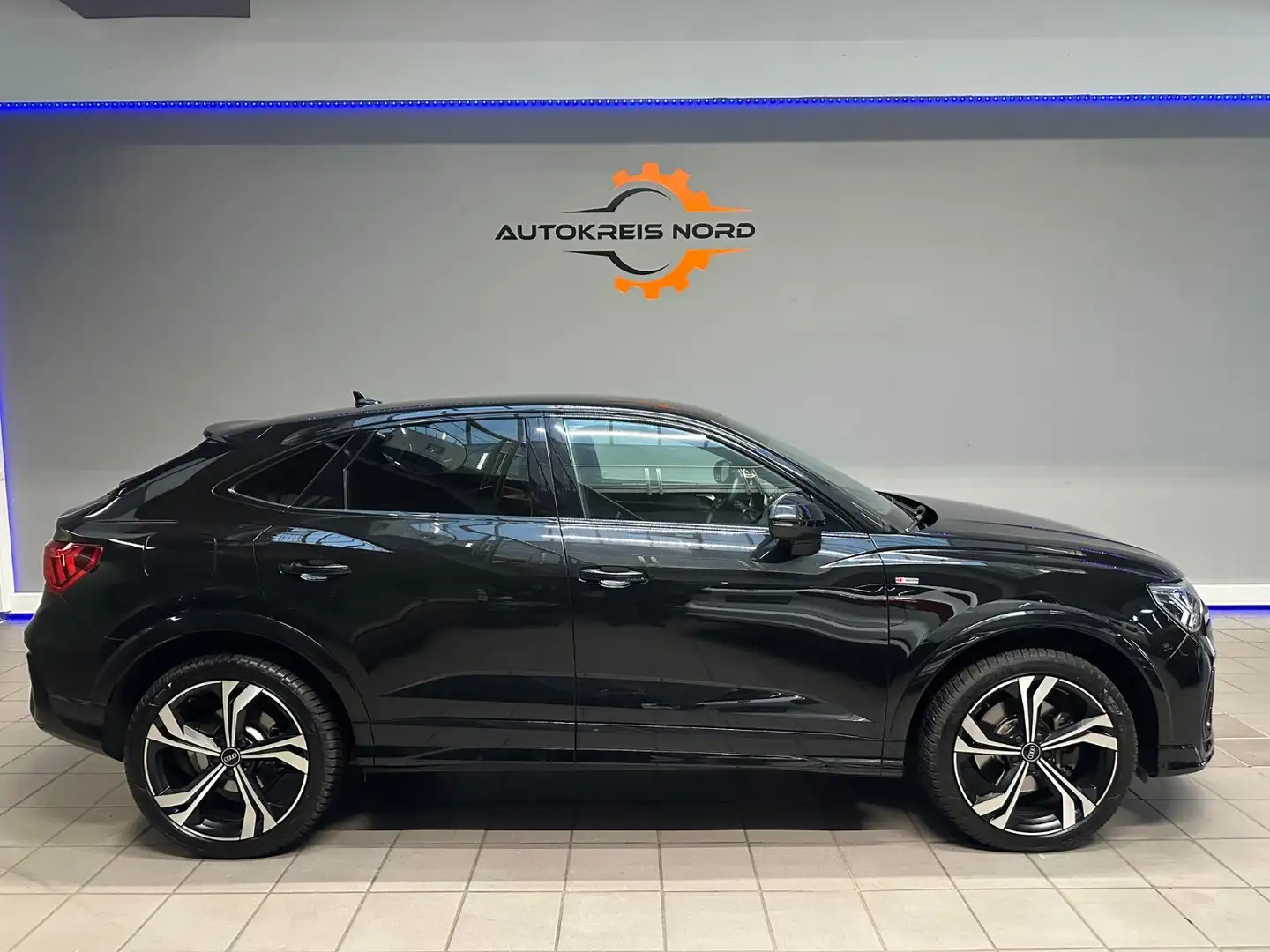 Audi Q3 Sportback 40 TFSI quattro S line +HU NEU+ Schwarz - 2