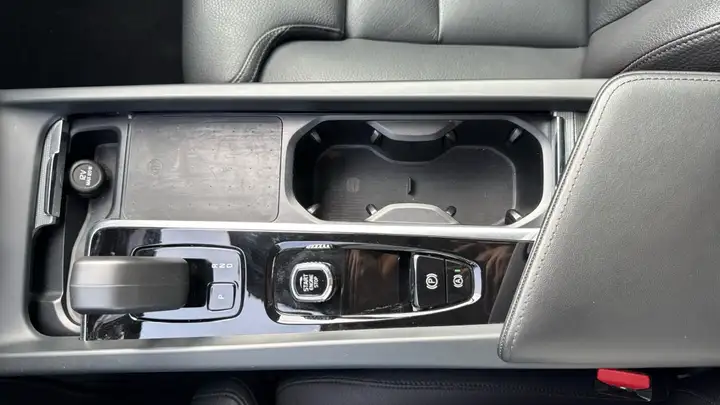 Volvo XC60 2023, foto 27