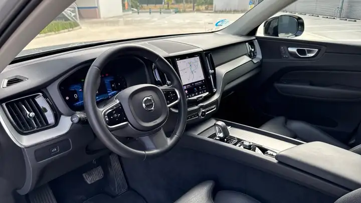Volvo XC60 2023, foto 5
