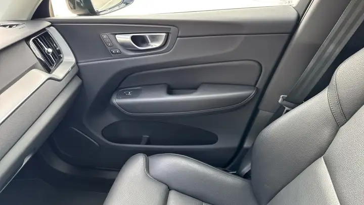 Volvo XC60 2023, foto 30
