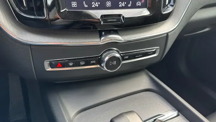 Volvo XC60 2023, foto 16