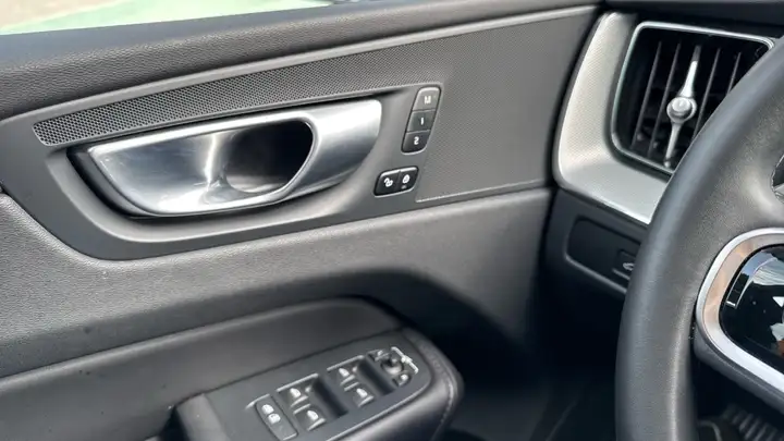 Volvo XC60 2023, foto 17