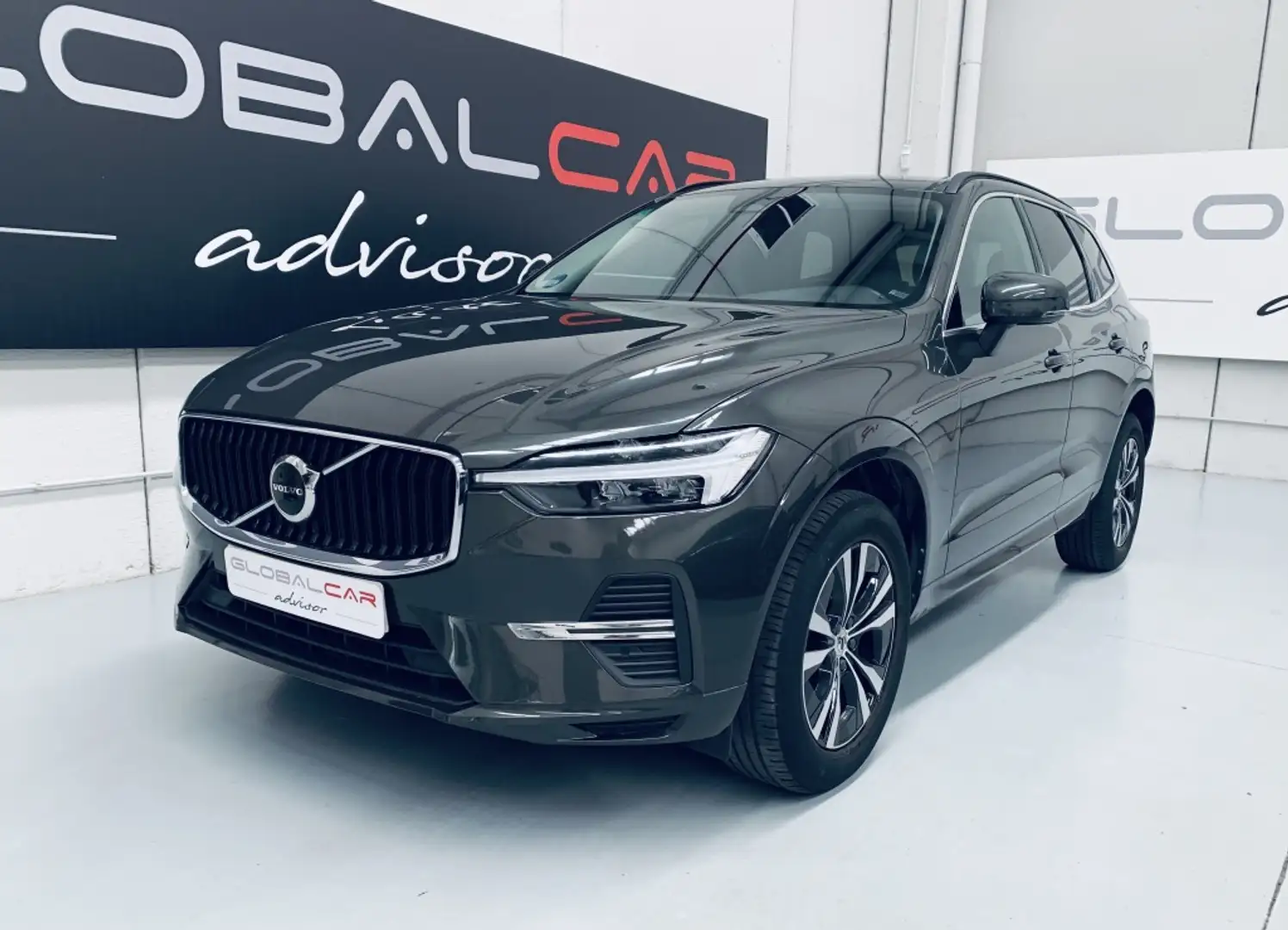 Volvo XC60 B4 Core FWD Aut. Gris - 2