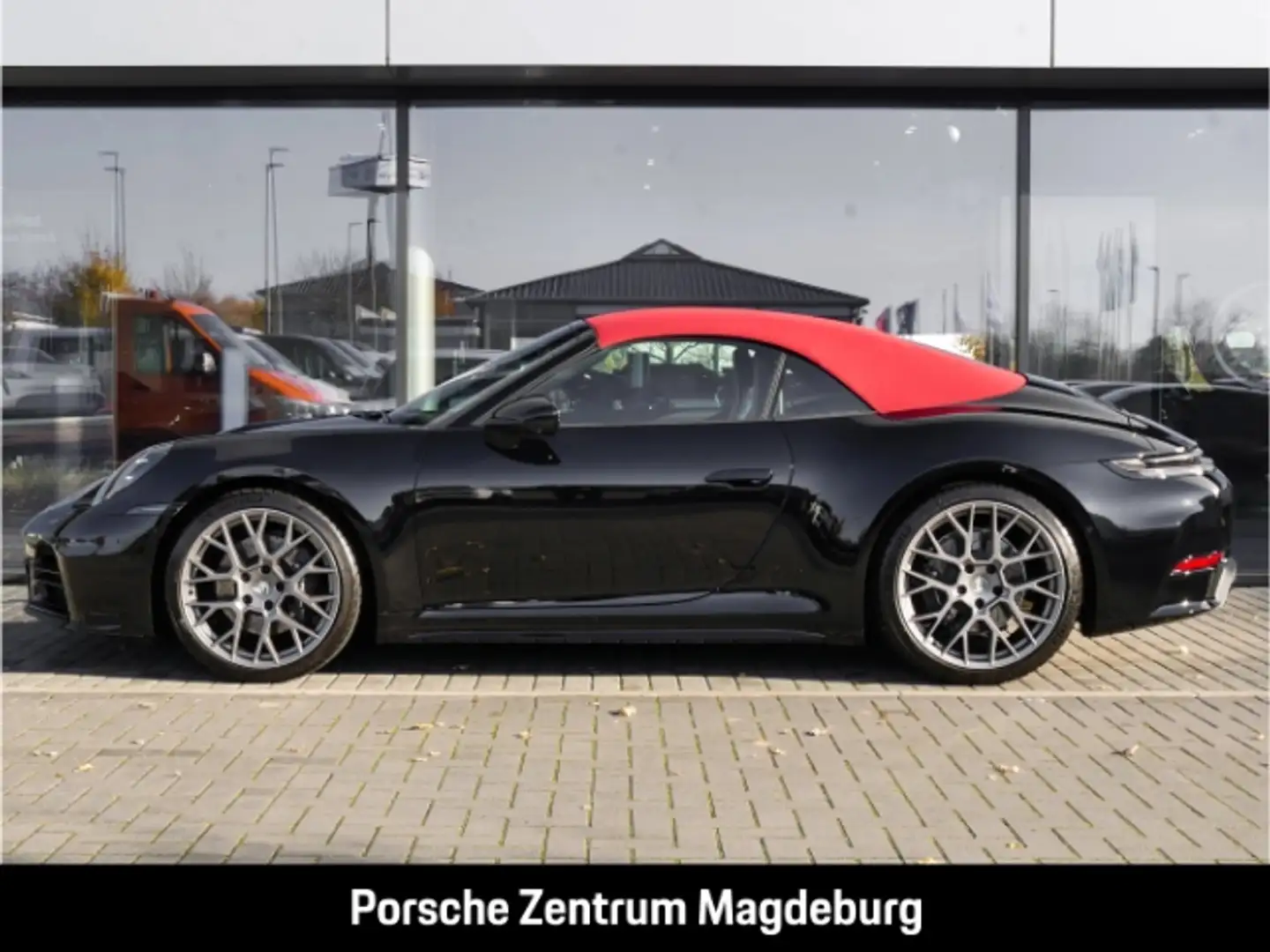 Porsche 992 -2 (911) Carrera Cabriolet*BOSE*ACC* Zwart - 2