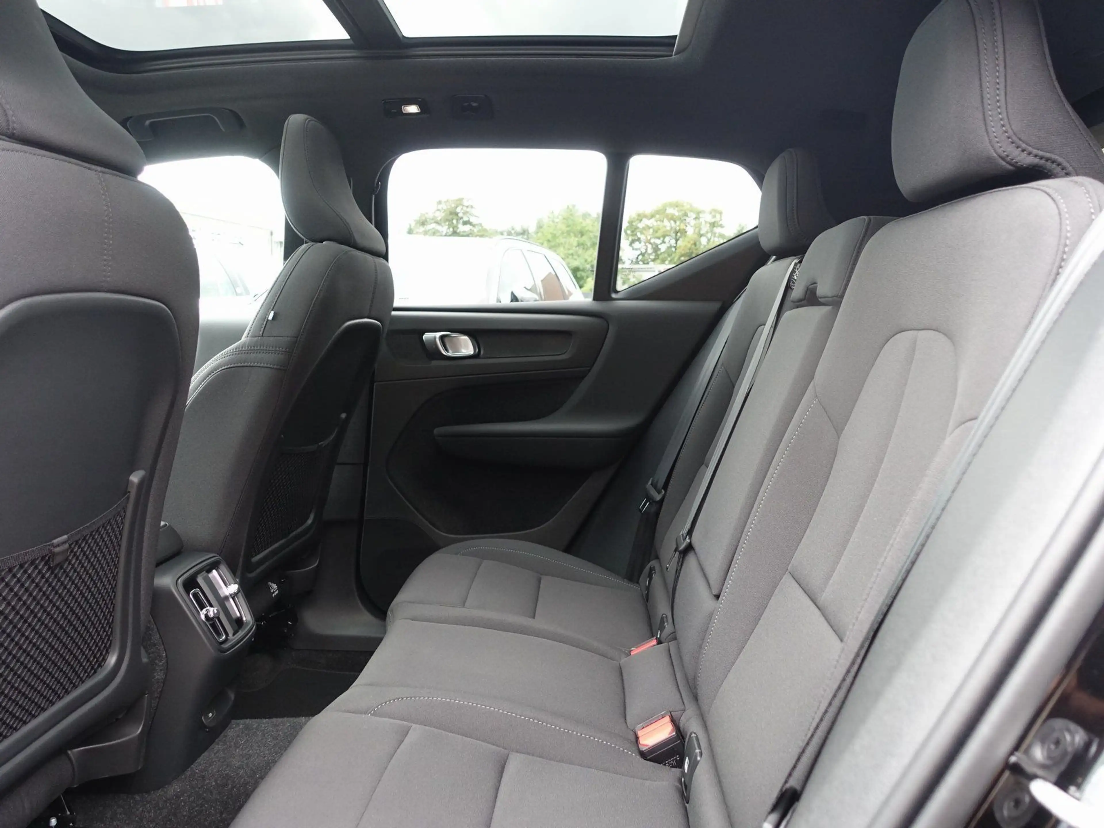 Volvo EX40 Black Edition Plus Single Motor Extended — photo 10