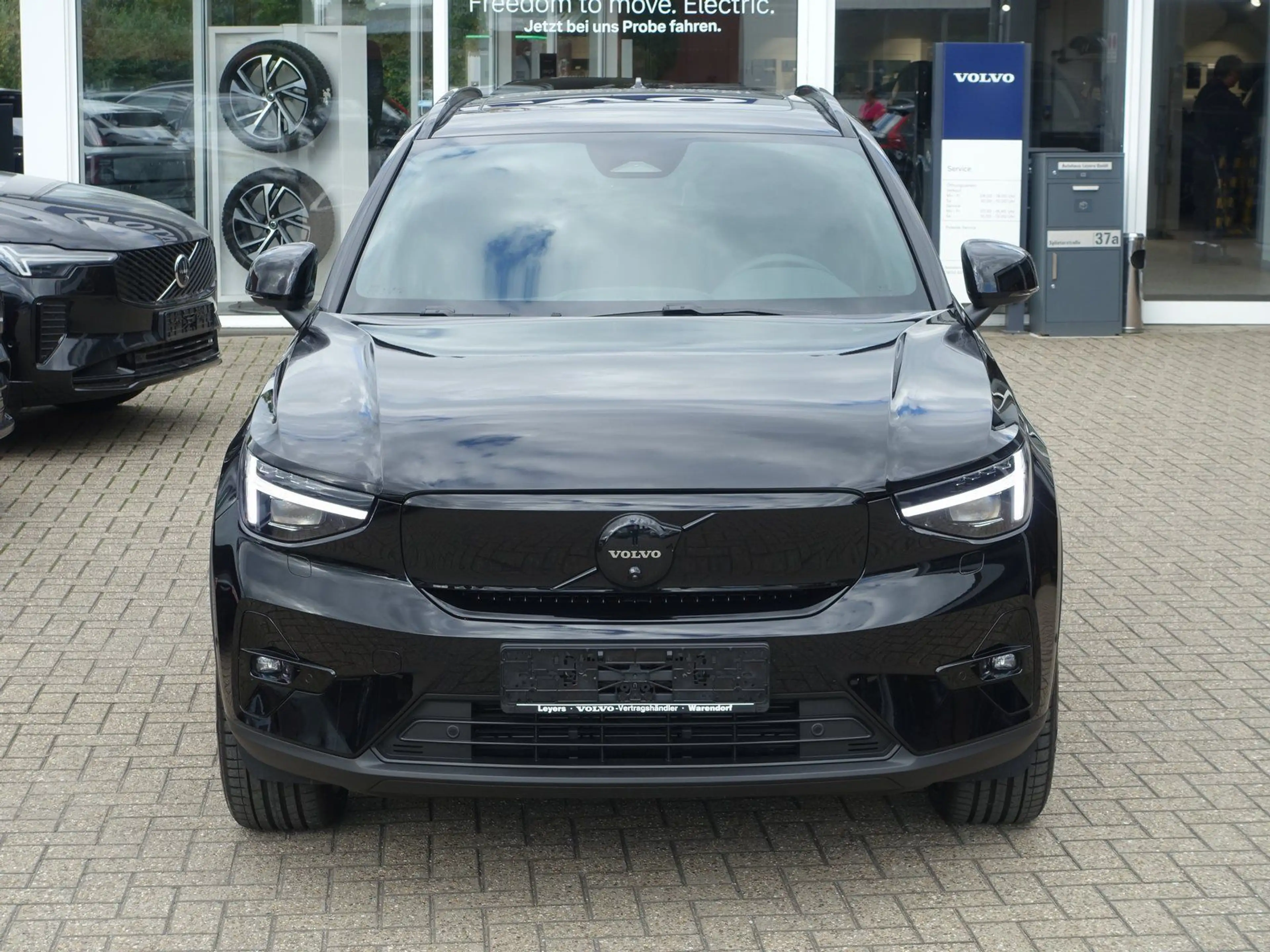 Volvo EX40 Black Edition Plus Single Motor Extended — photo 7