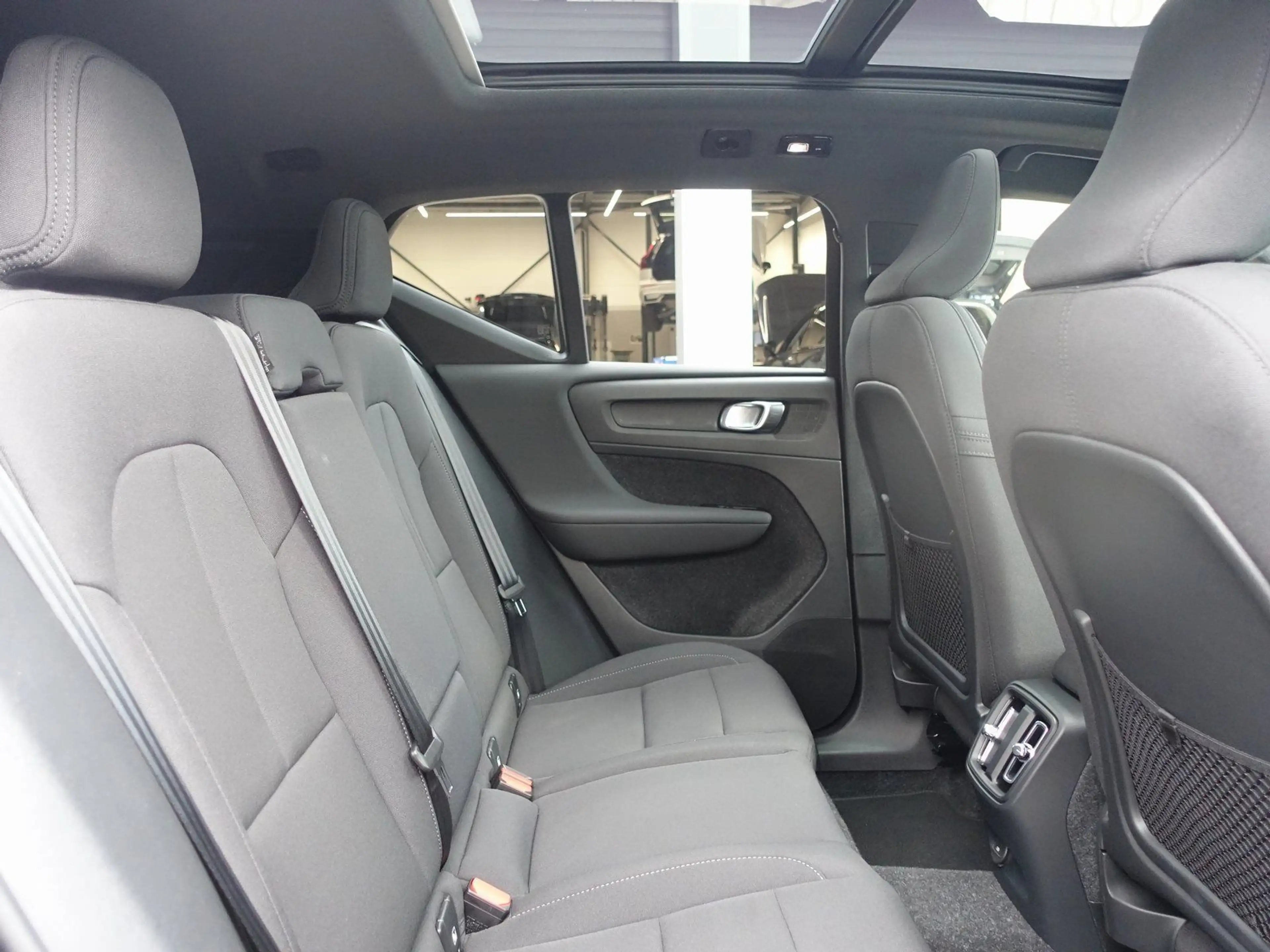 Volvo EX40 Black Edition Plus Single Motor Extended — photo 9