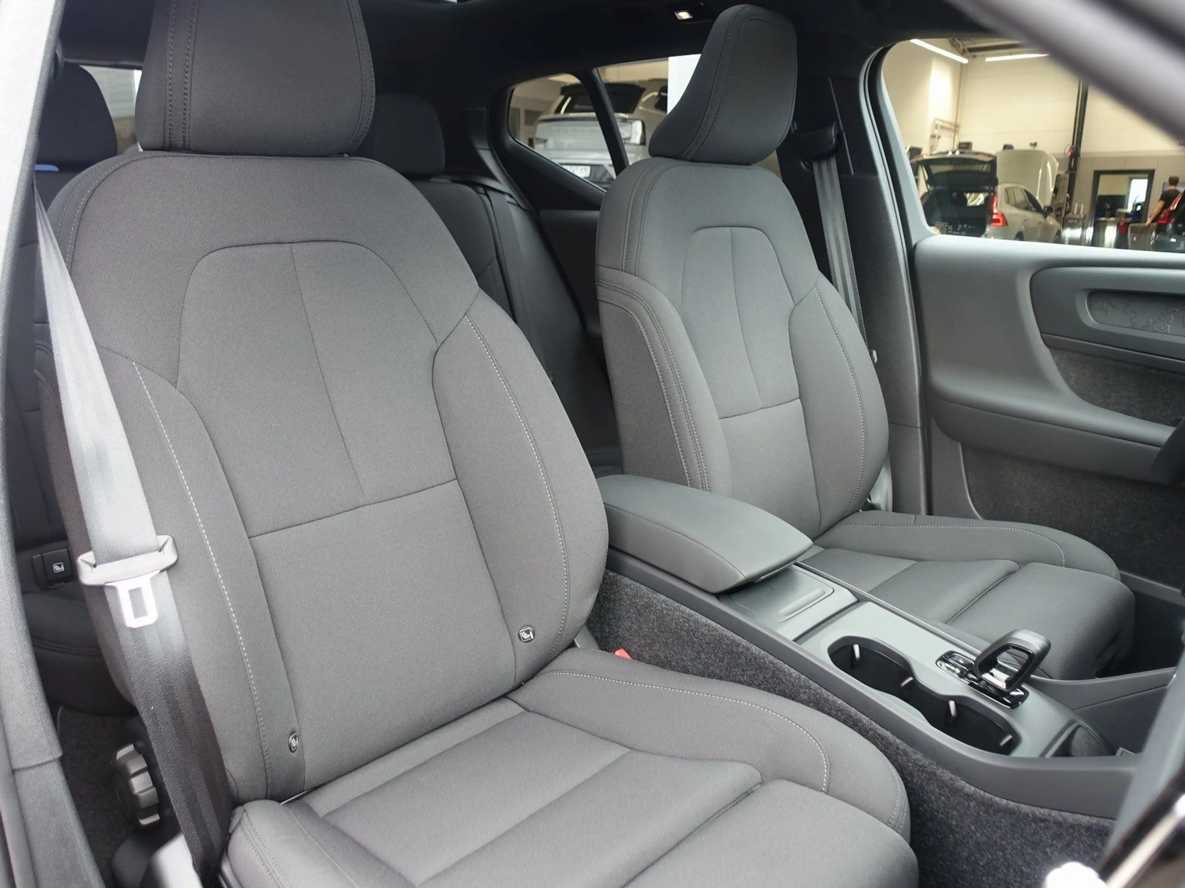 Volvo EX40 Black Edition Plus Single Motor Extended — photo 8