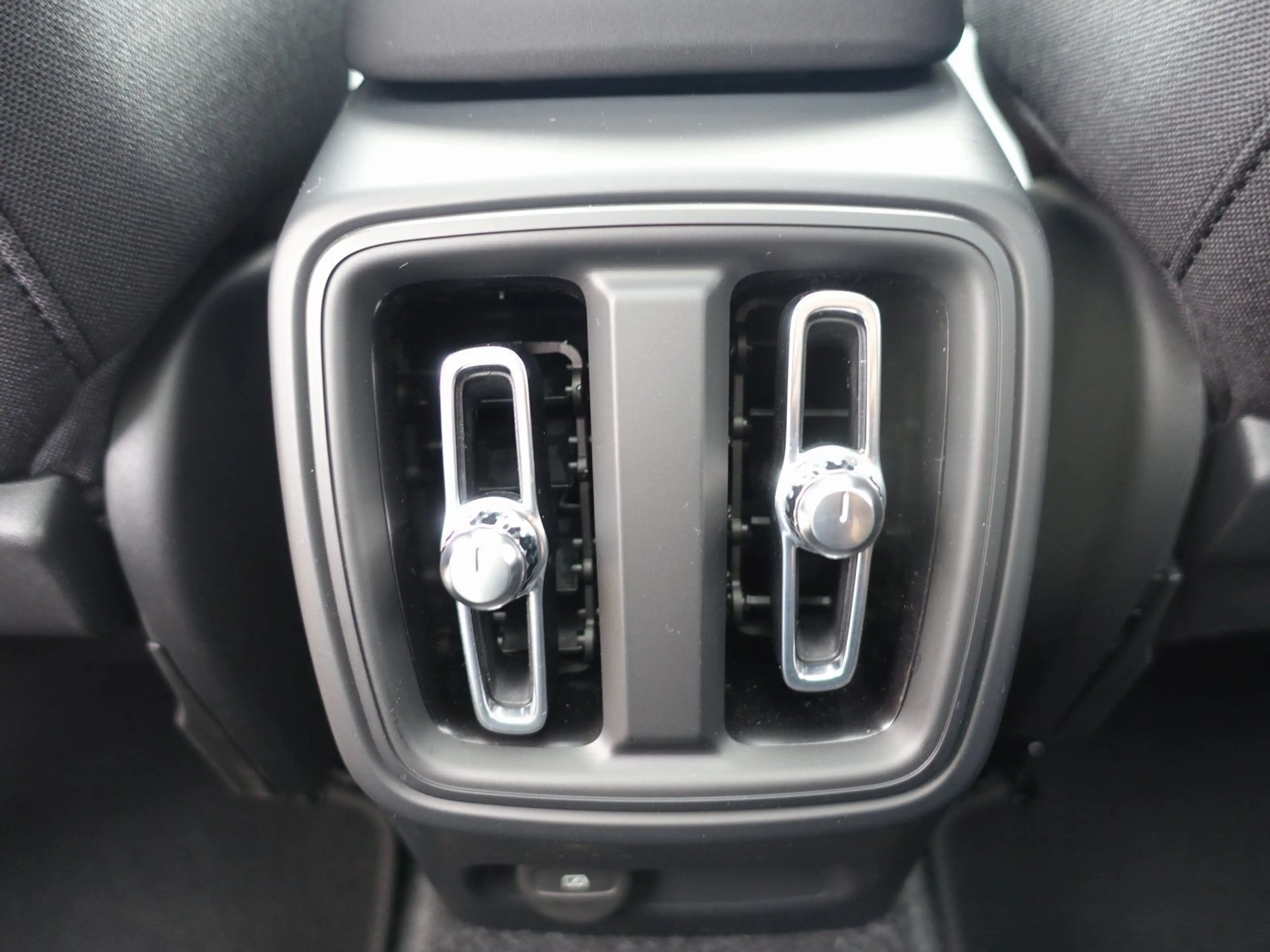 Volvo EX40 Black Edition Plus Single Motor Extended — photo 13