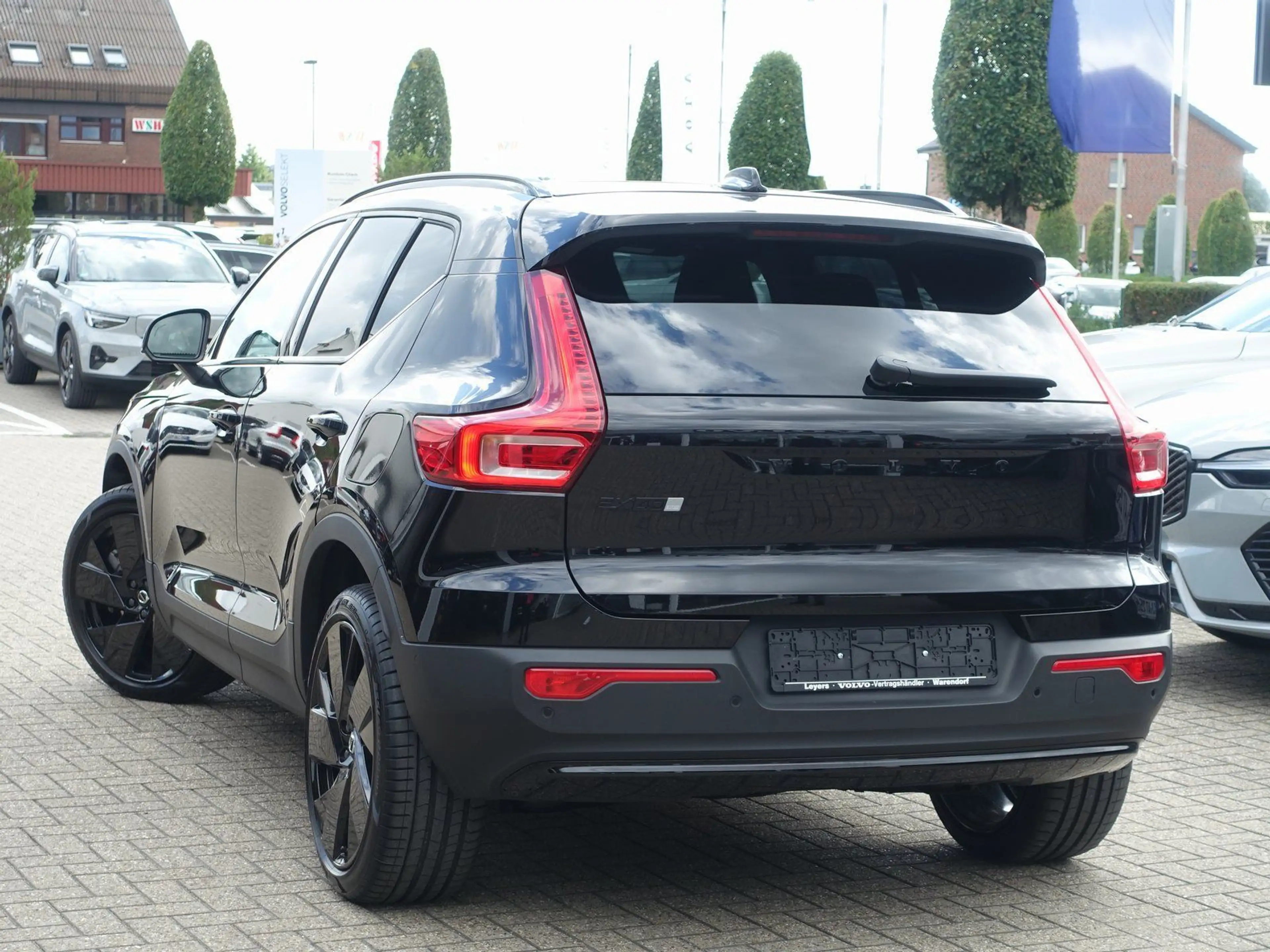 Volvo EX40 Black Edition Plus Single Motor Extended — photo 4