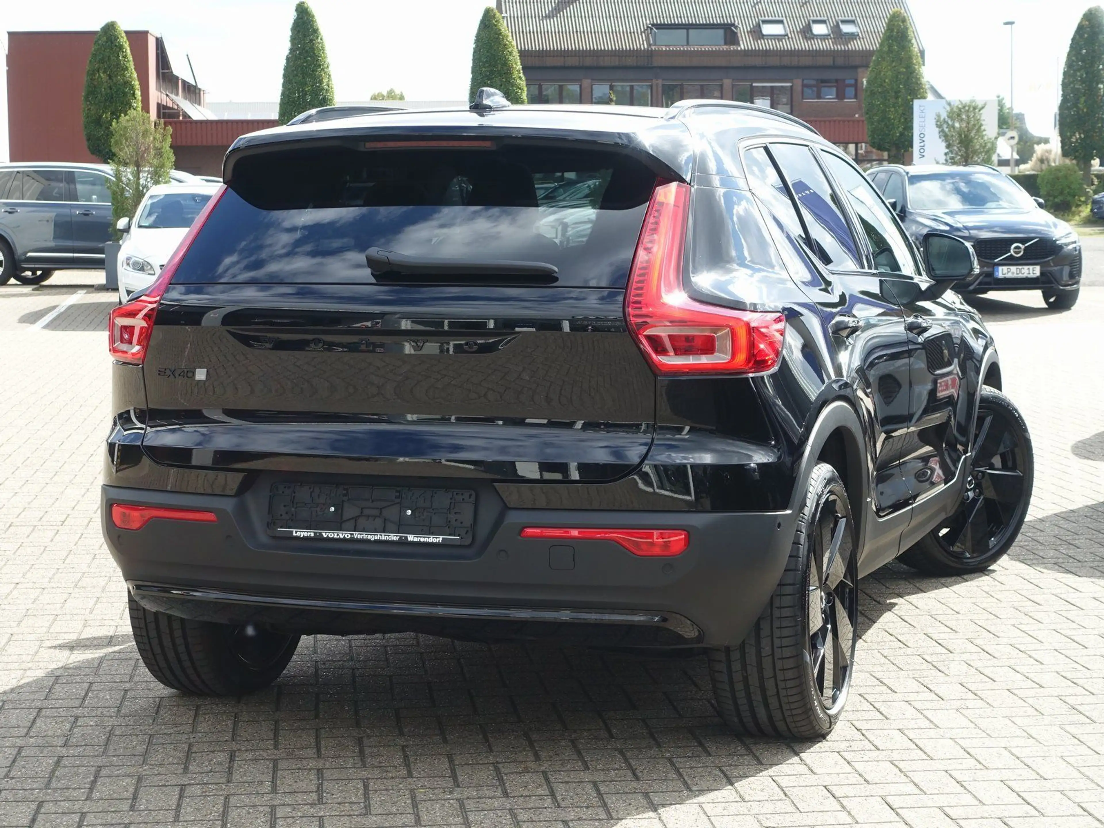Volvo EX40 Black Edition Plus Single Motor Extended — photo 2