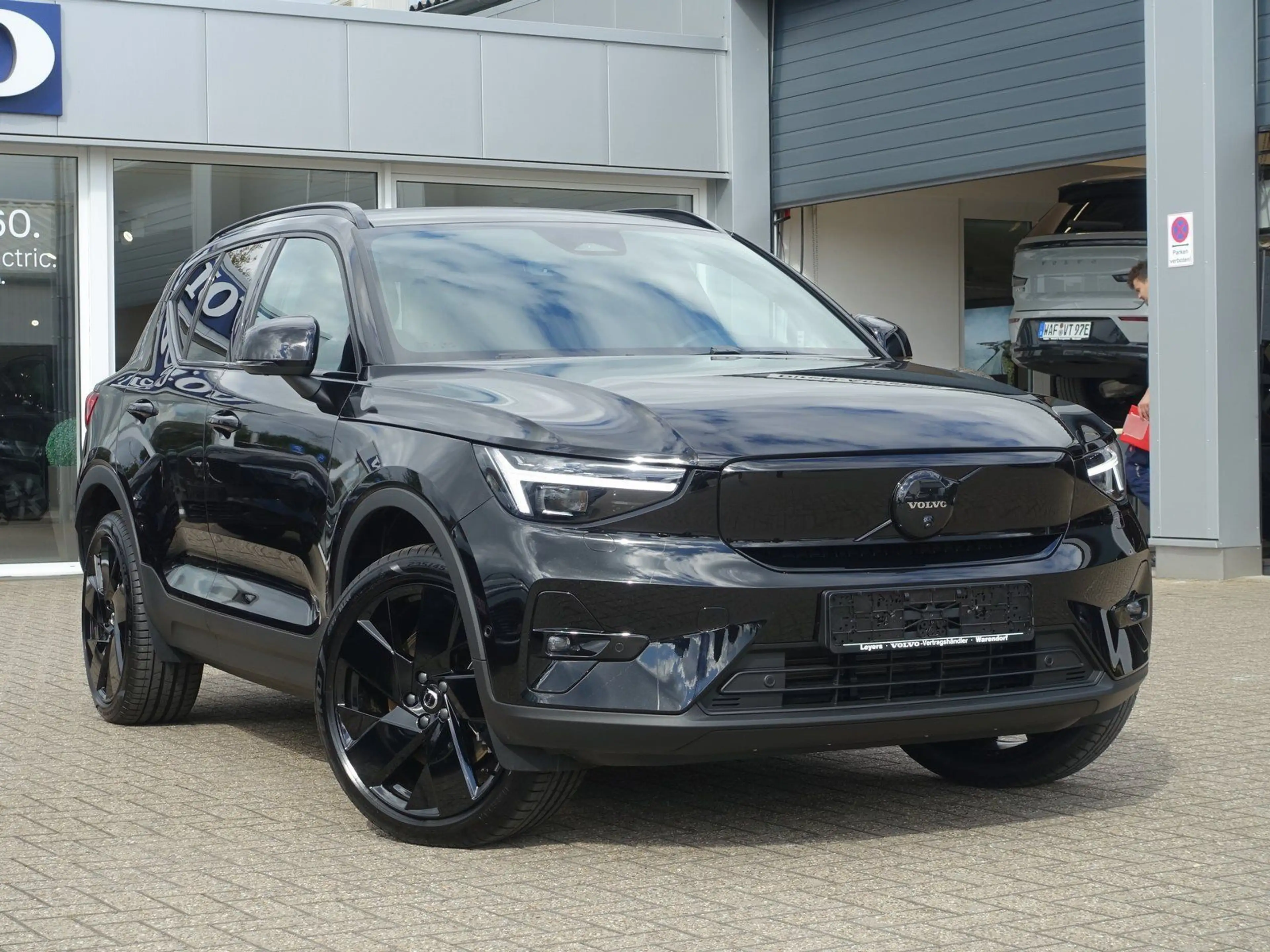 Volvo EX40 Black Edition Plus Single Motor Extended — photo 3