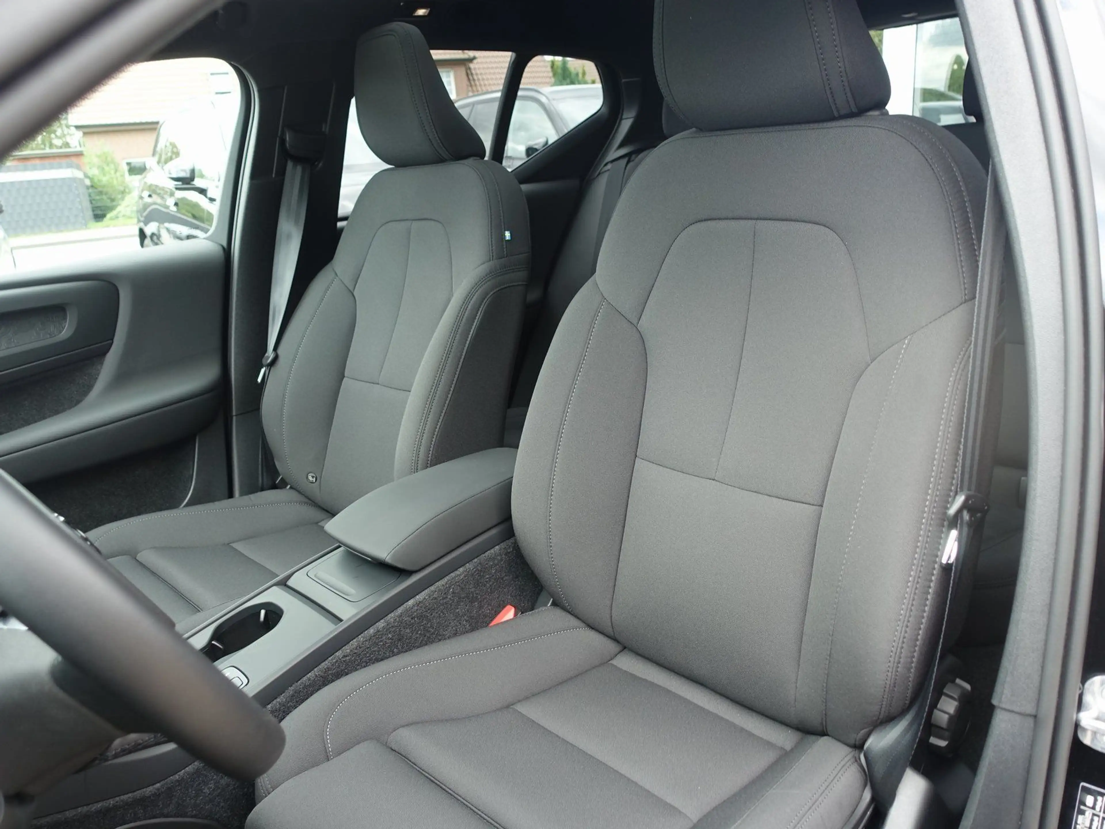 Volvo EX40 Black Edition Plus Single Motor Extended — photo 11