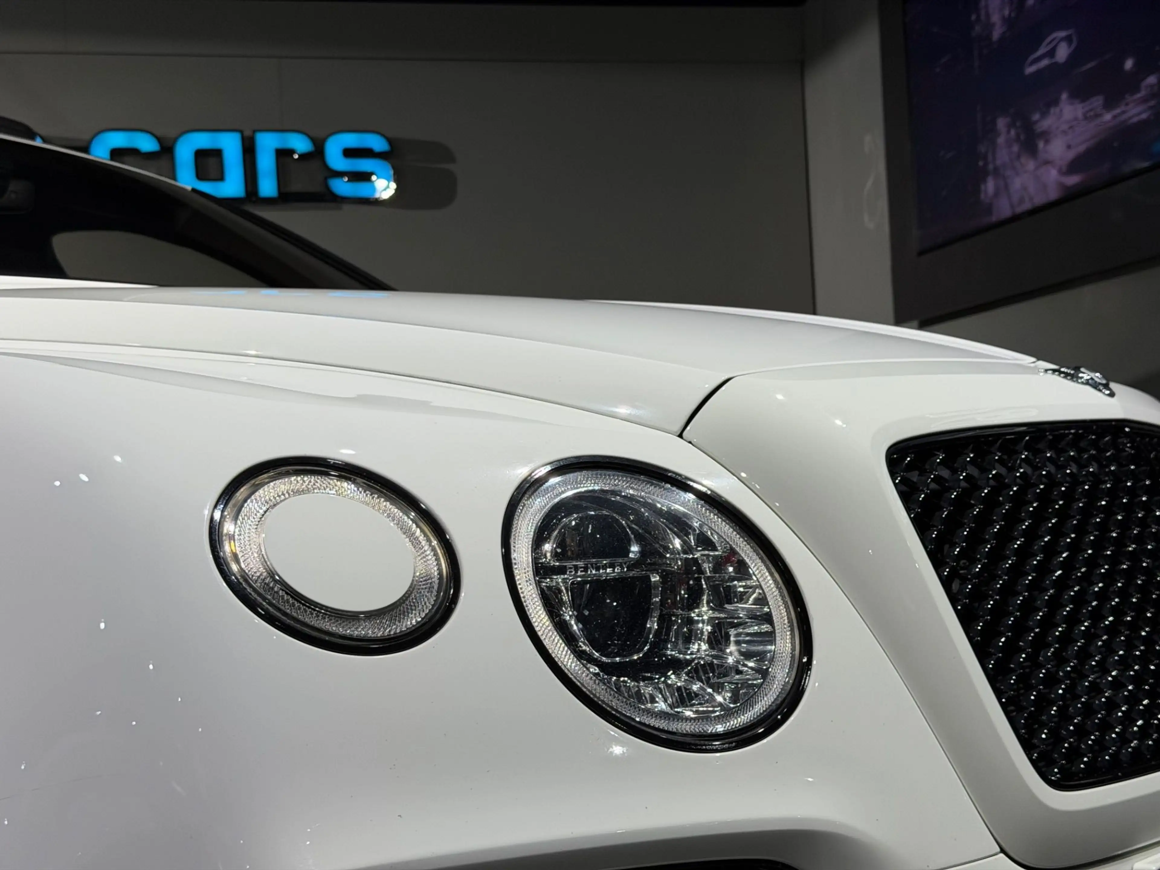 Bentley Bentayga 6.0 W12 4WD LUXUS SUV l Glacier White l Brunel Le — photo 9