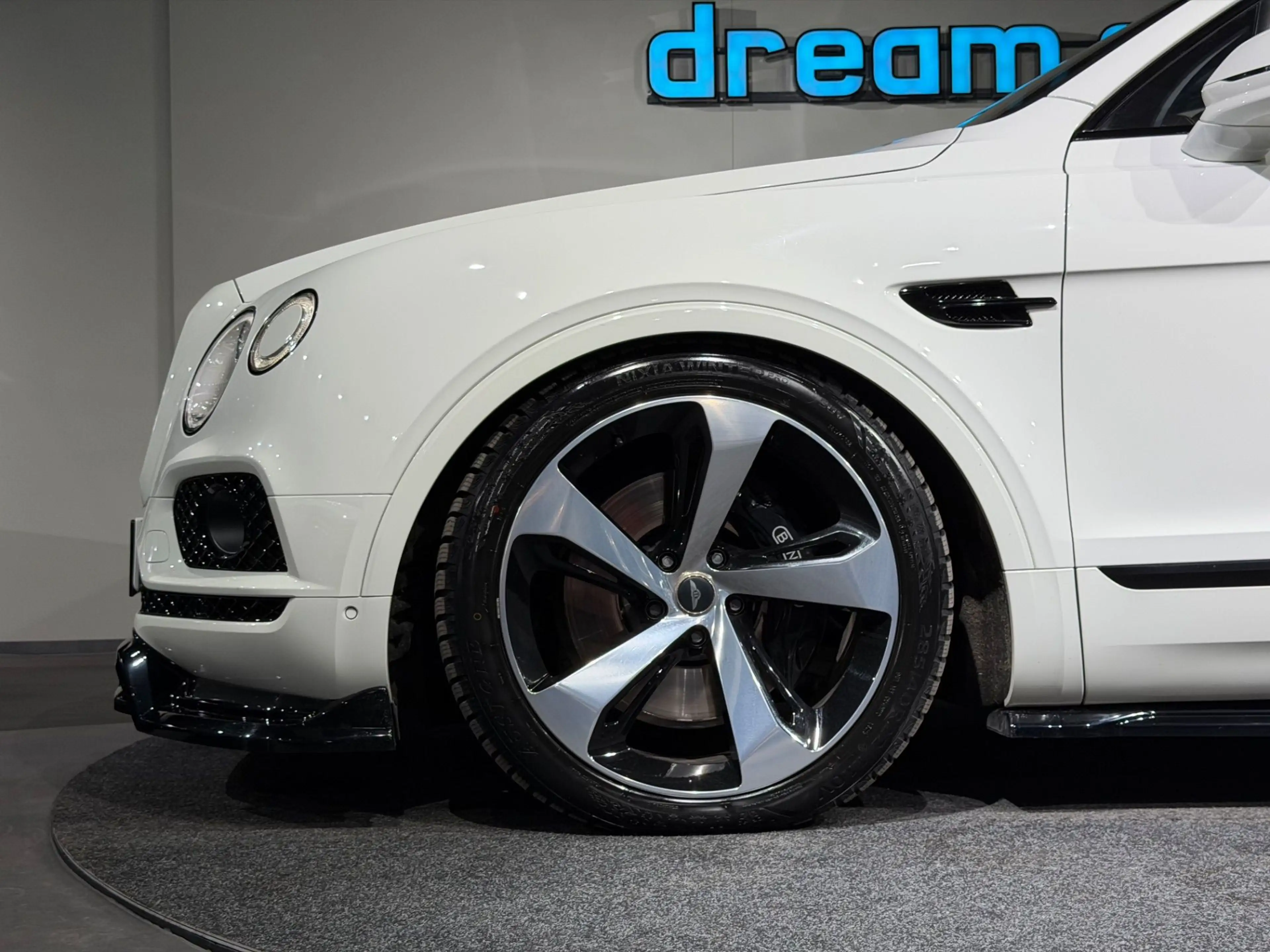 Bentley Bentayga 6.0 W12 4WD LUXUS SUV l Glacier White l Brunel Le — photo 13