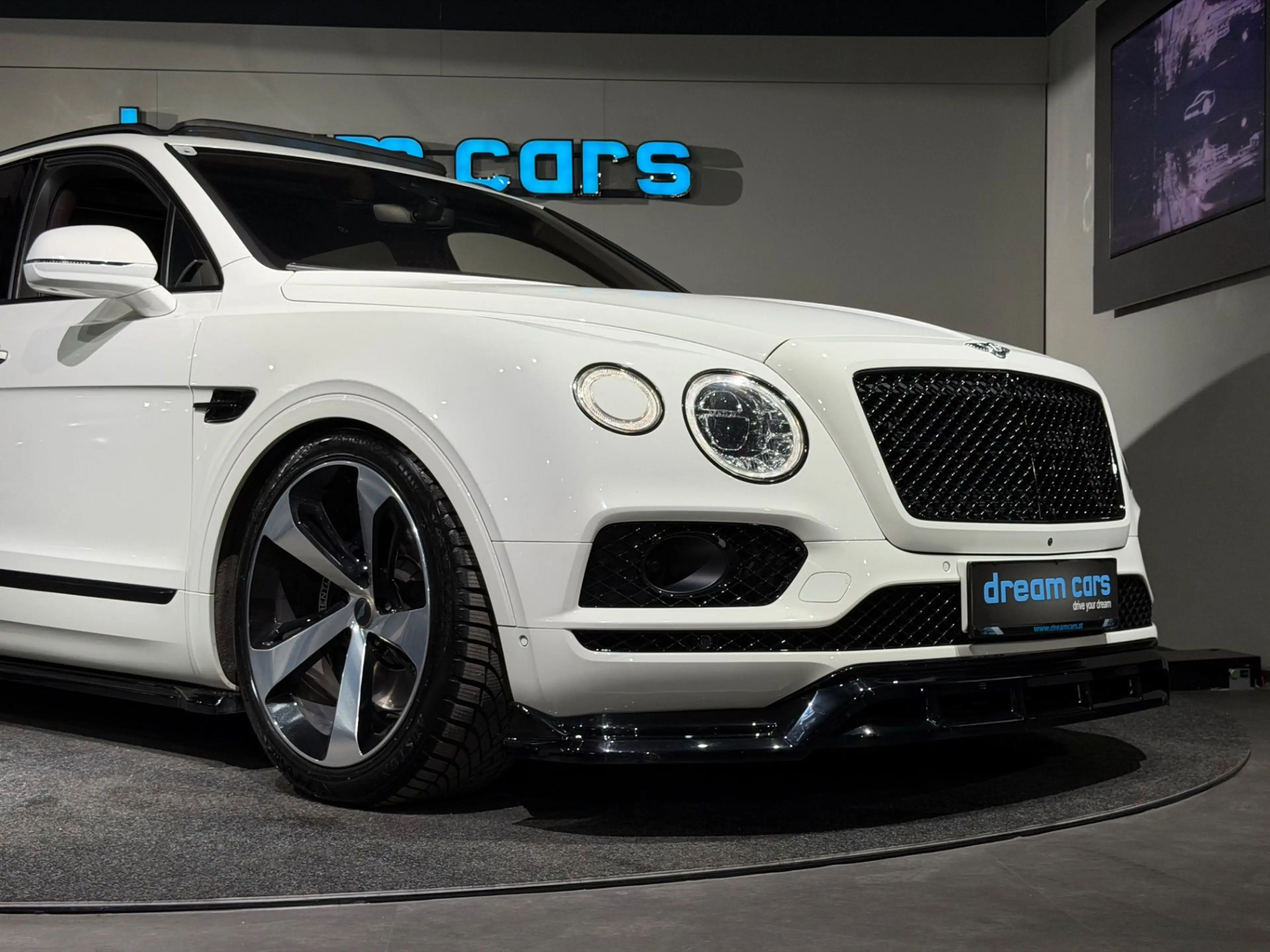 Bentley Bentayga 6.0 W12 4WD LUXUS SUV l Glacier White l Brunel Le — photo 8