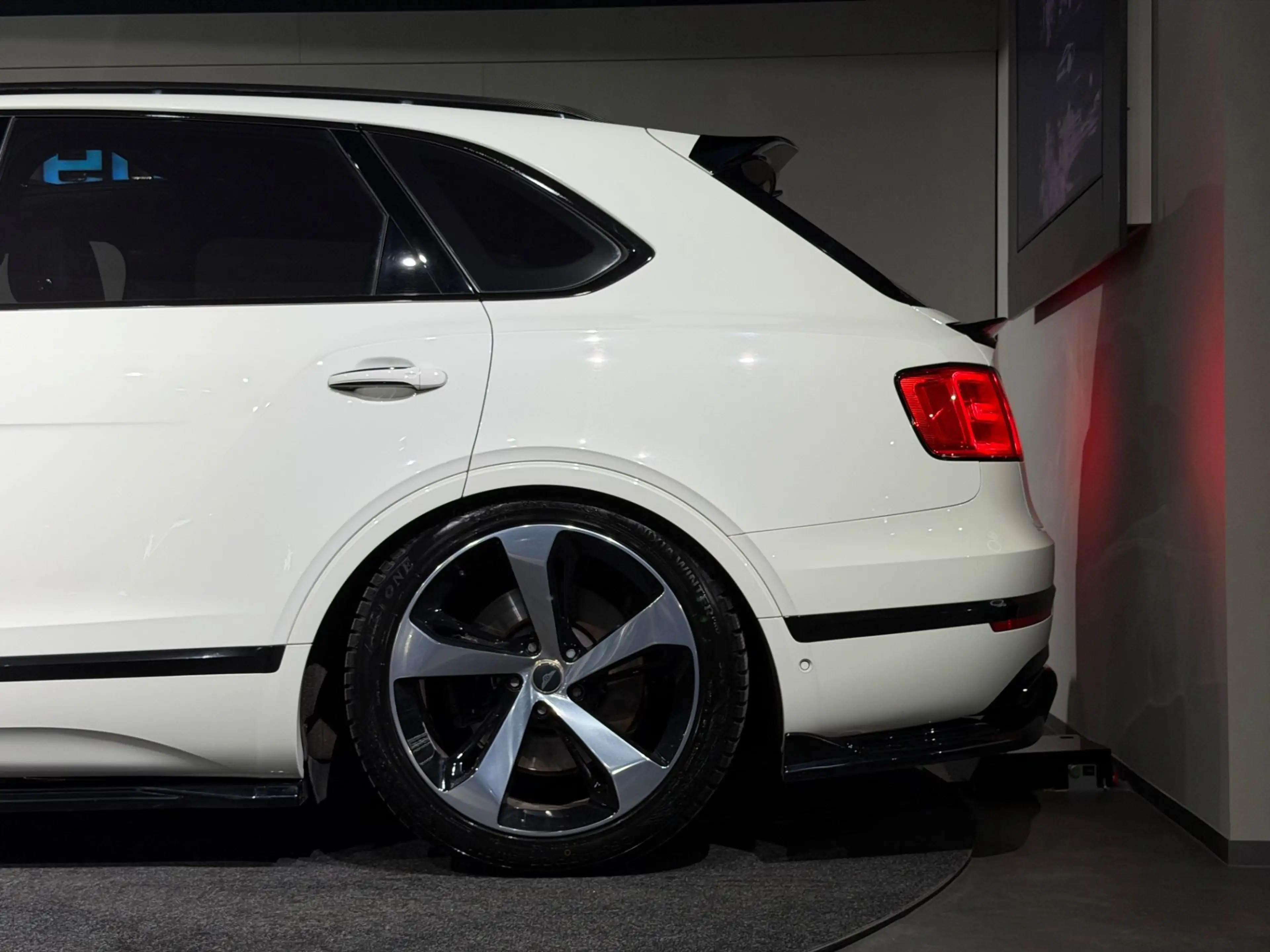 Bentley Bentayga 6.0 W12 4WD LUXUS SUV l Glacier White l Brunel Le — photo 14
