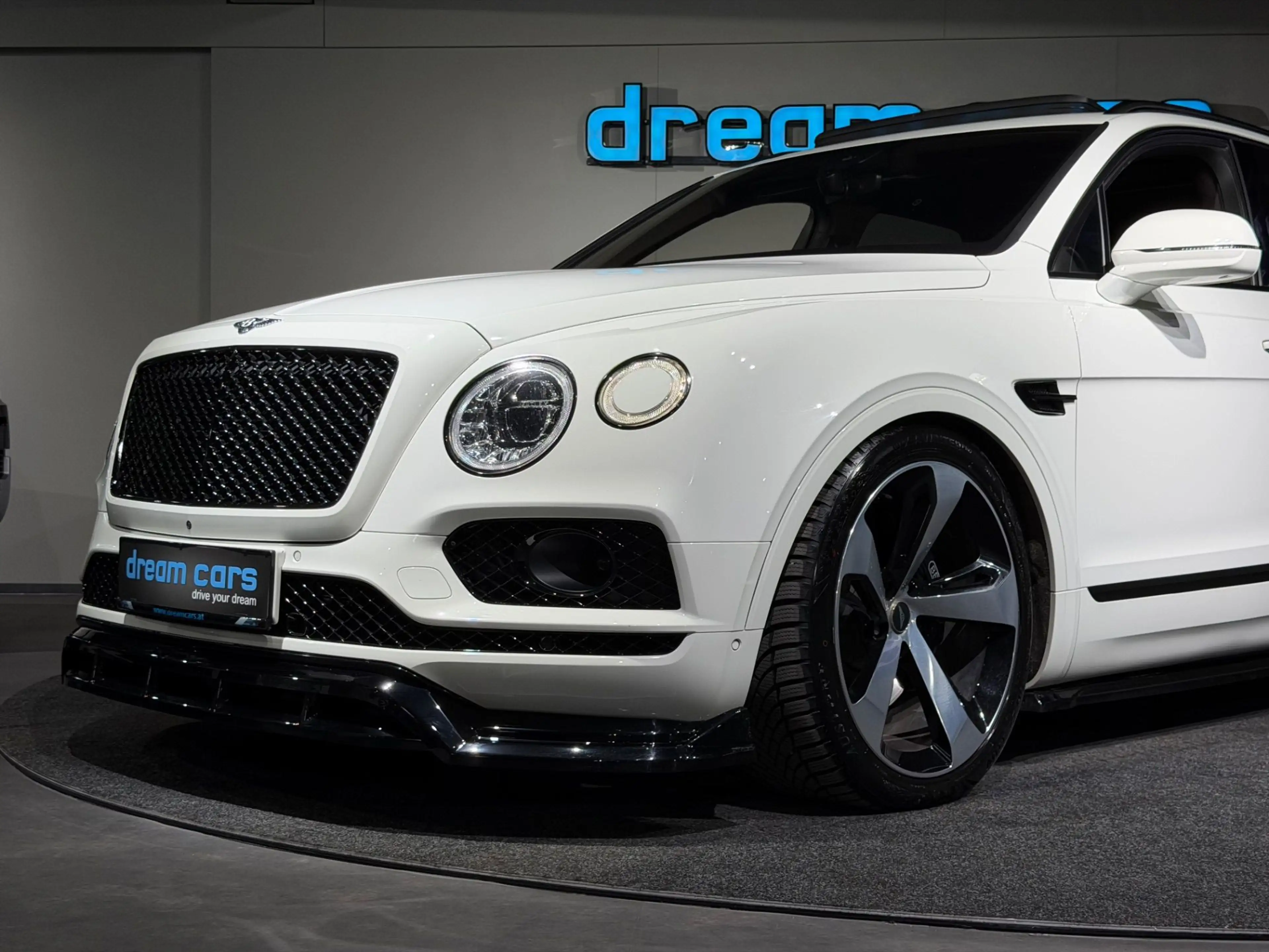 Bentley Bentayga 6.0 W12 4WD LUXUS SUV l Glacier White l Brunel Le — photo 7
