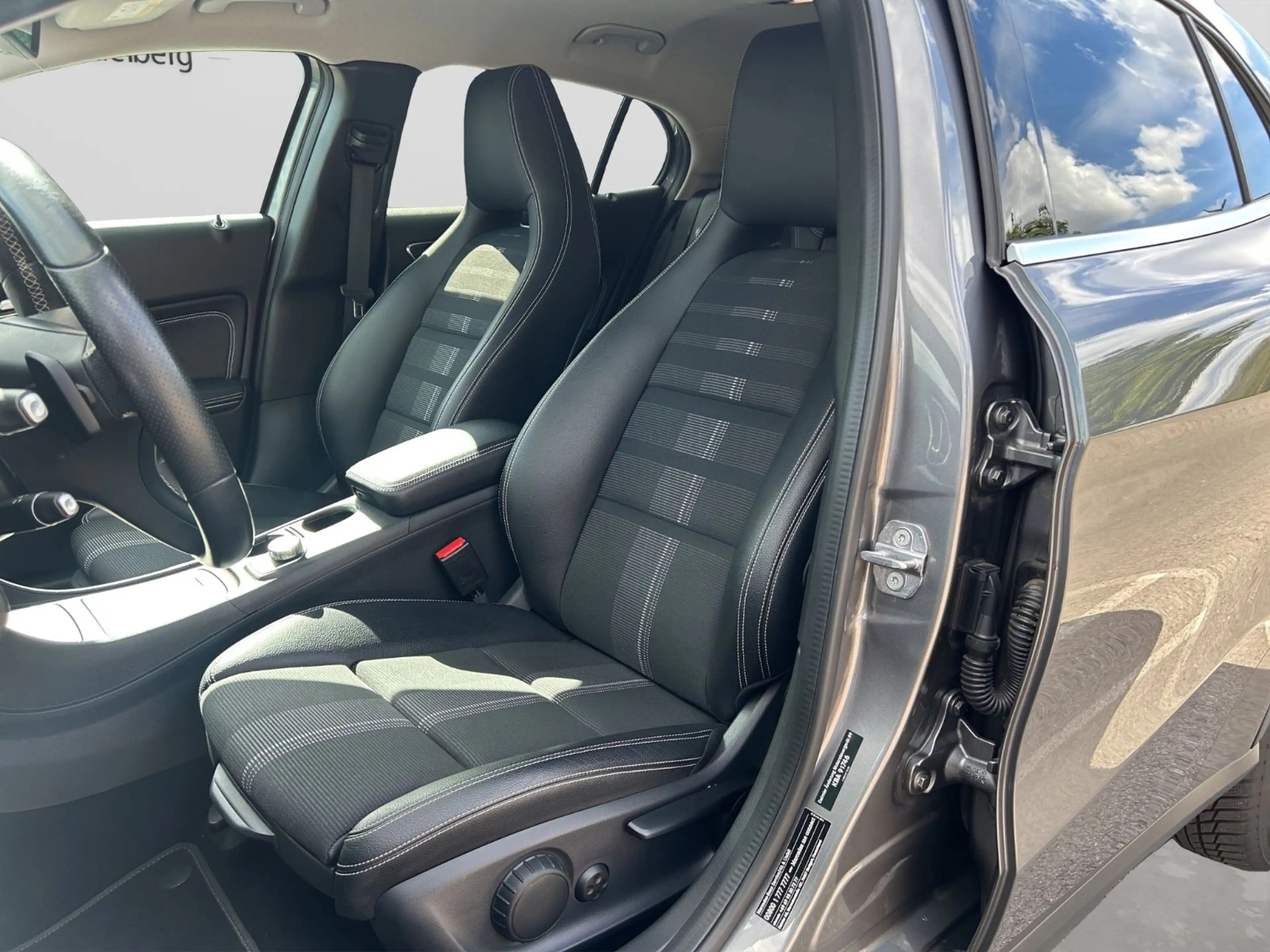 Mercedes-Benz GLA 220 CDI / d 4Matic  / NAVI / Temp. / SHZ / — photo 9