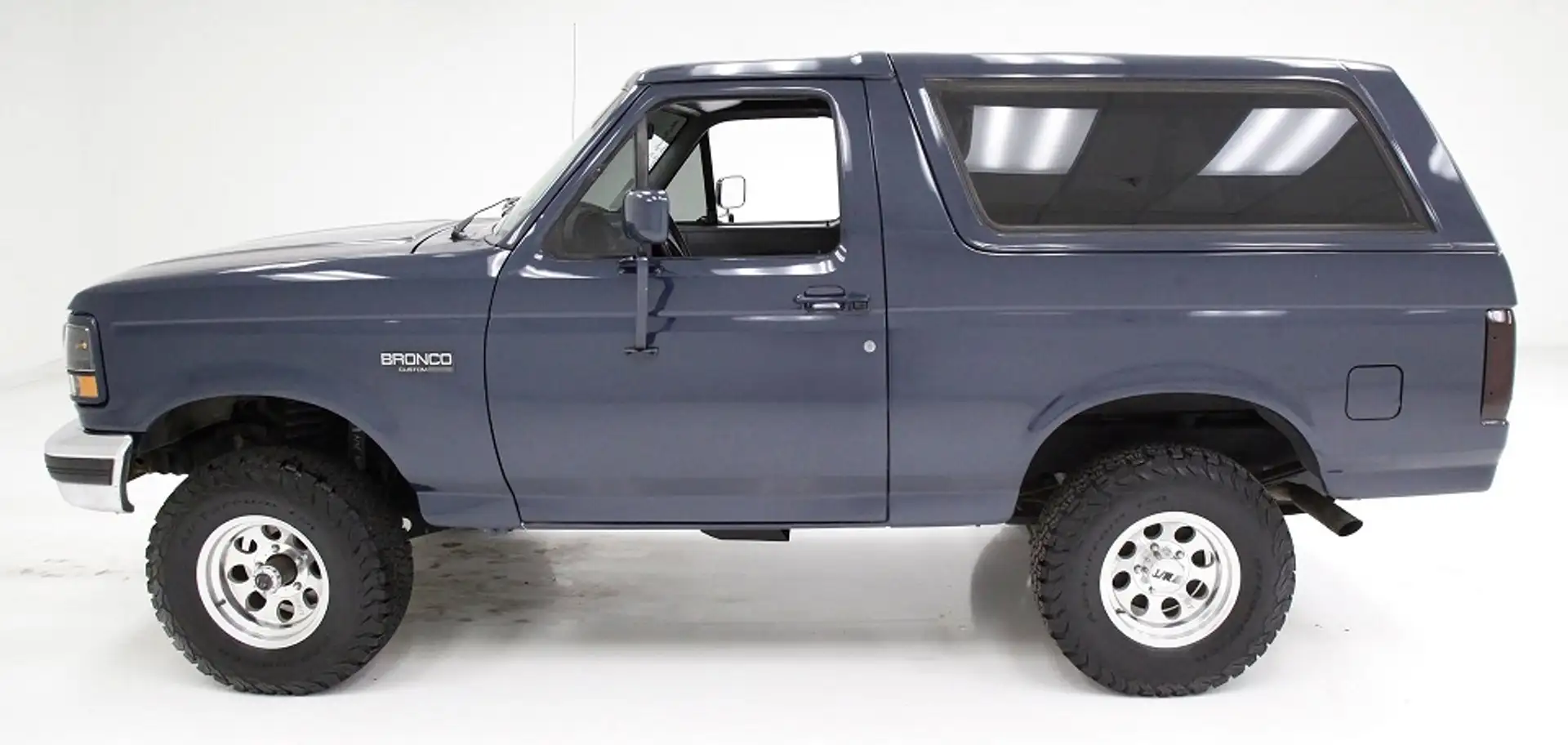 Ford Bronco CUSTOM - 2