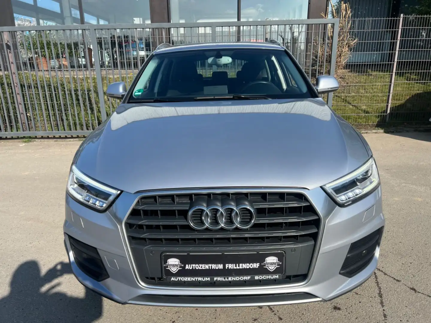 Audi Q3 design quattro AUTOMATIK/LED/NAVI/31TKM!!! Silber - 2