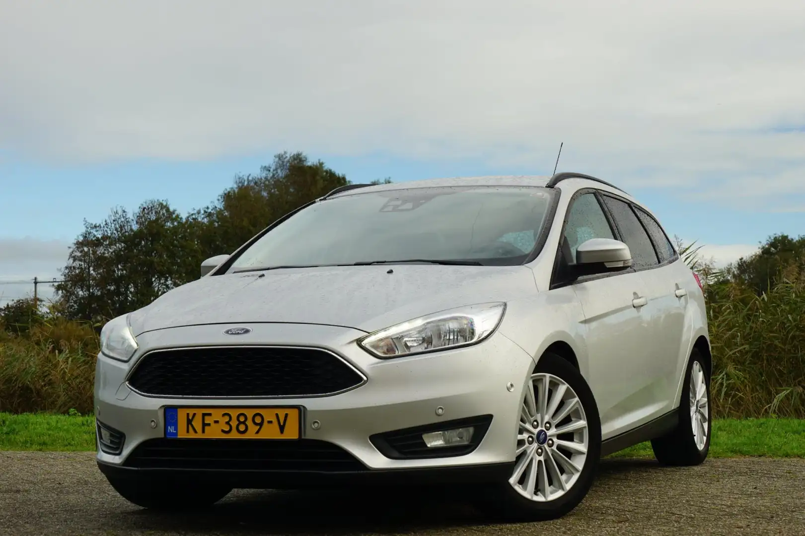 Ford Focus Wagon 1.0 Titanium Edition - Moondust Silver - Cli Grau - 2