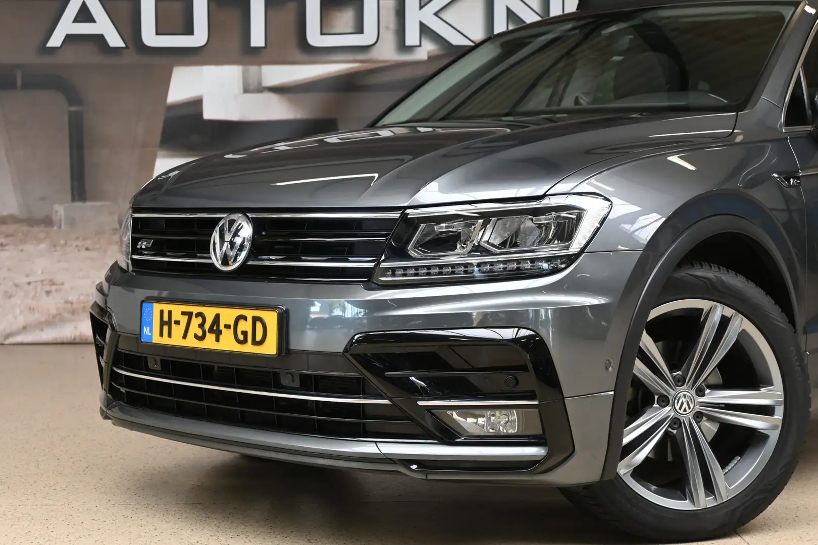Volkswagen Tiguan 1.4 TSI 150pk Highline Business R | Panoramadak | Grijs - 2