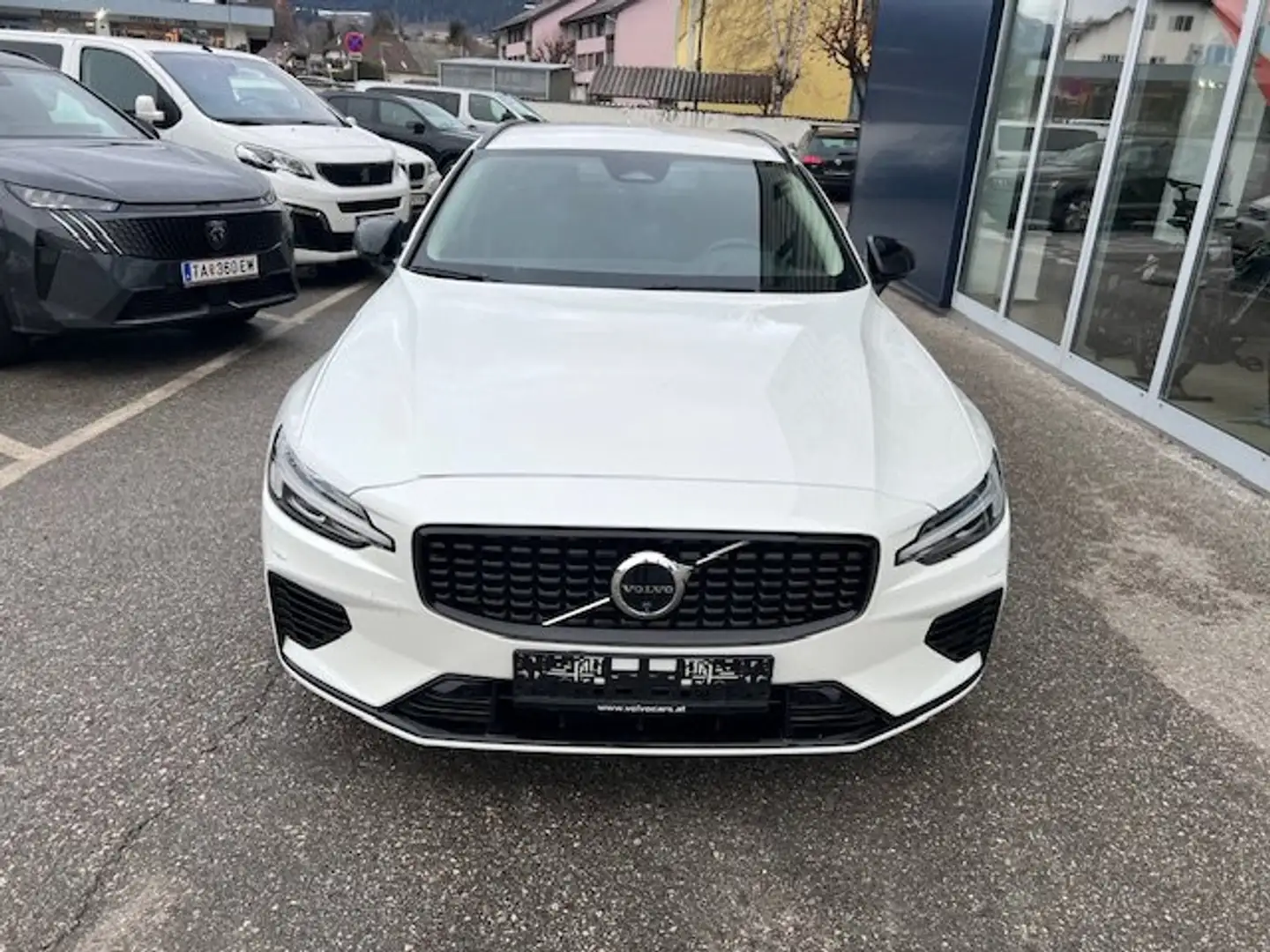Volvo V60 Plus Dark Recharge Plug-In Hybrid AWD *22.000km* Weiß - 2