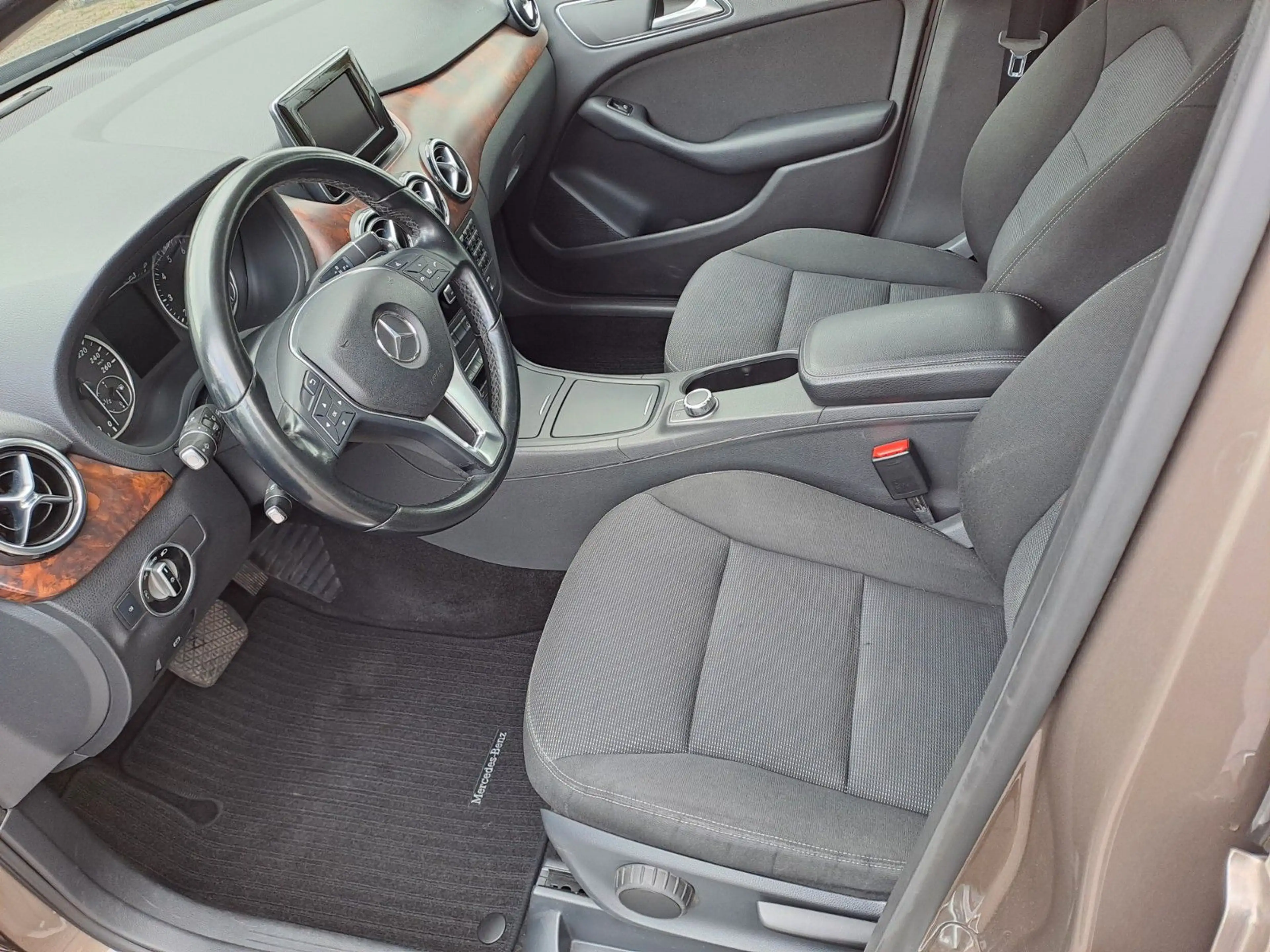 Mercedes-Benz B 200 *AUTOMATIK*BI-XENON*TEMPOMAT*KLIMA*PDC V-H* — photo 8