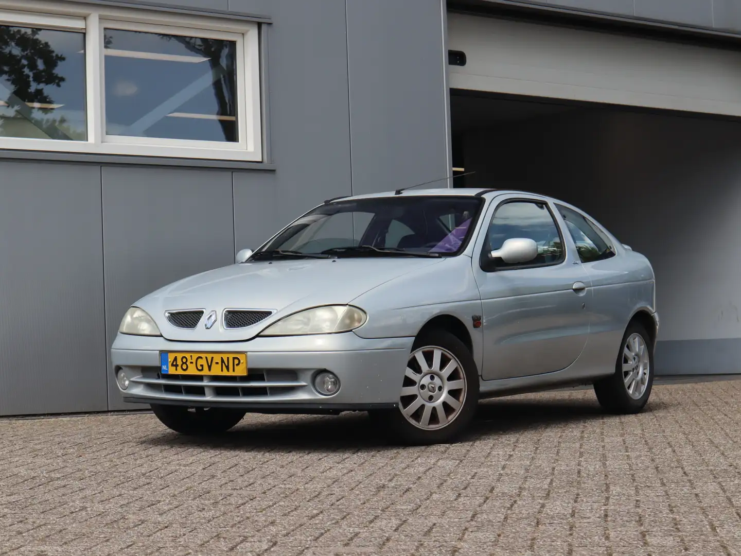Renault Megane Coupé 1.6-16V Dynamique / Automaat /  APK 31-03-20 Grijs - 1