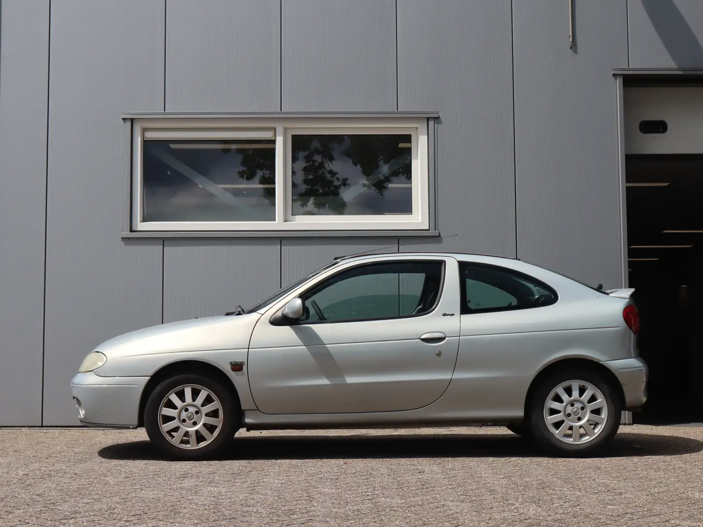 Renault Megane Coupé 1.6-16V Dynamique / Automaat /  APK 31-03-20 Grijs - 2