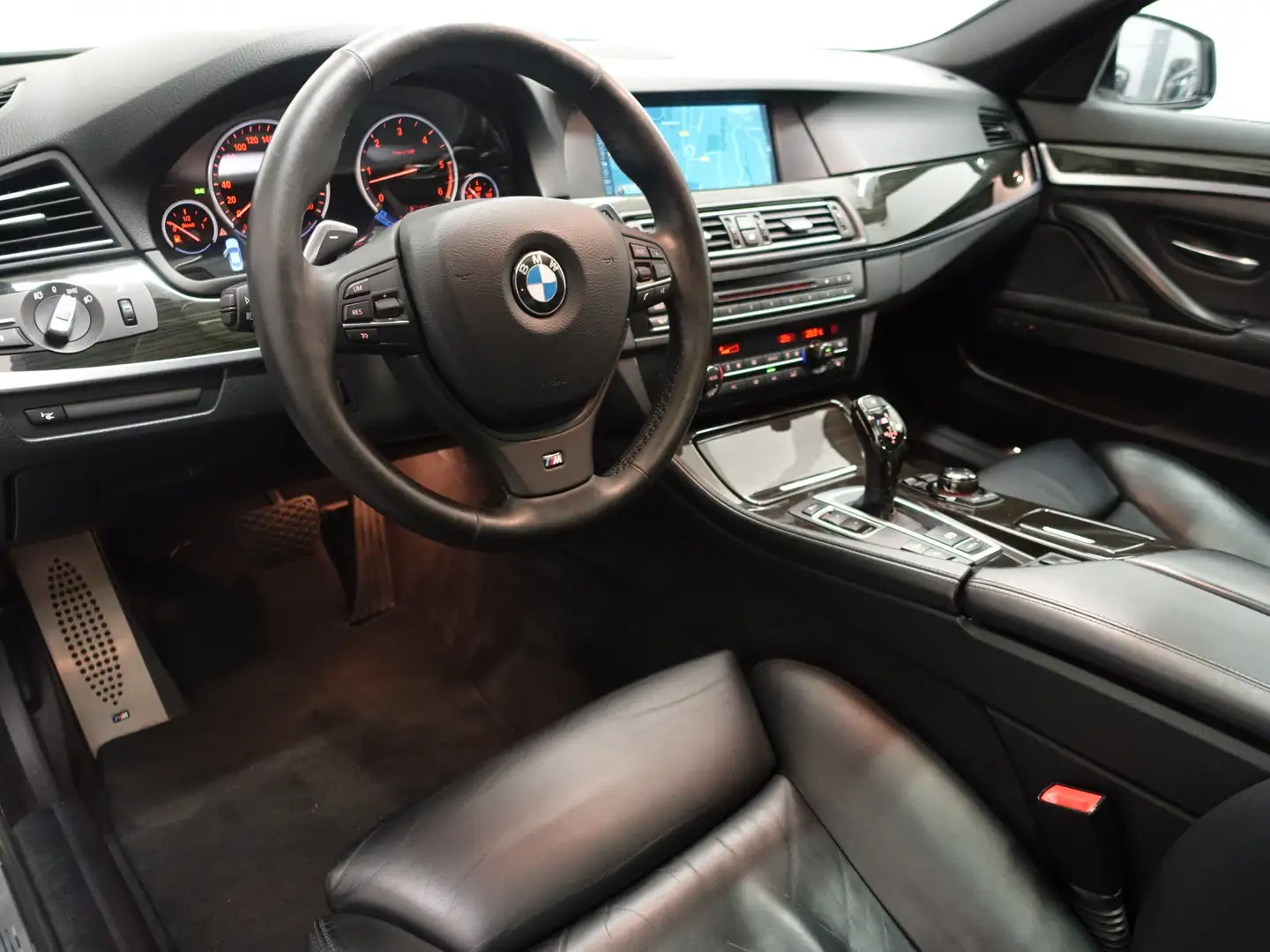 BMW M550 5-serie M550xd Performance 380Pk Aut- Panodak, Xen Bílá - 2