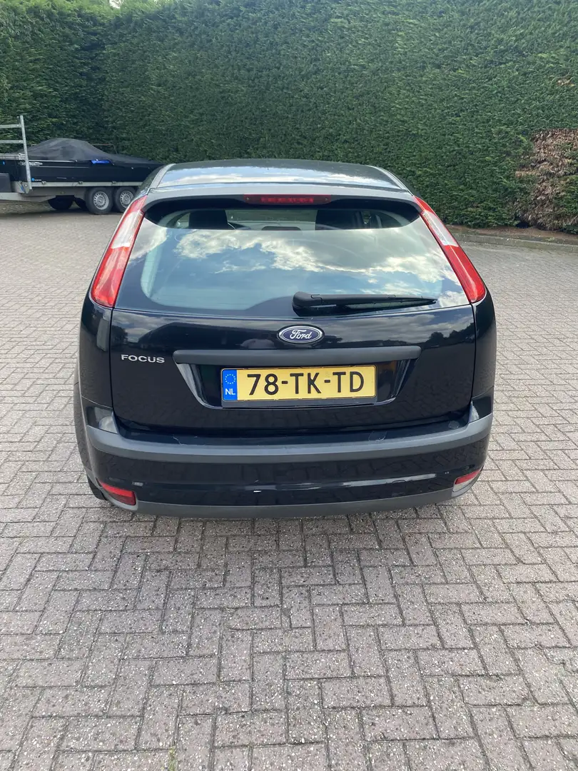 Ford Focus 2.0-16V Futura Černá - 1