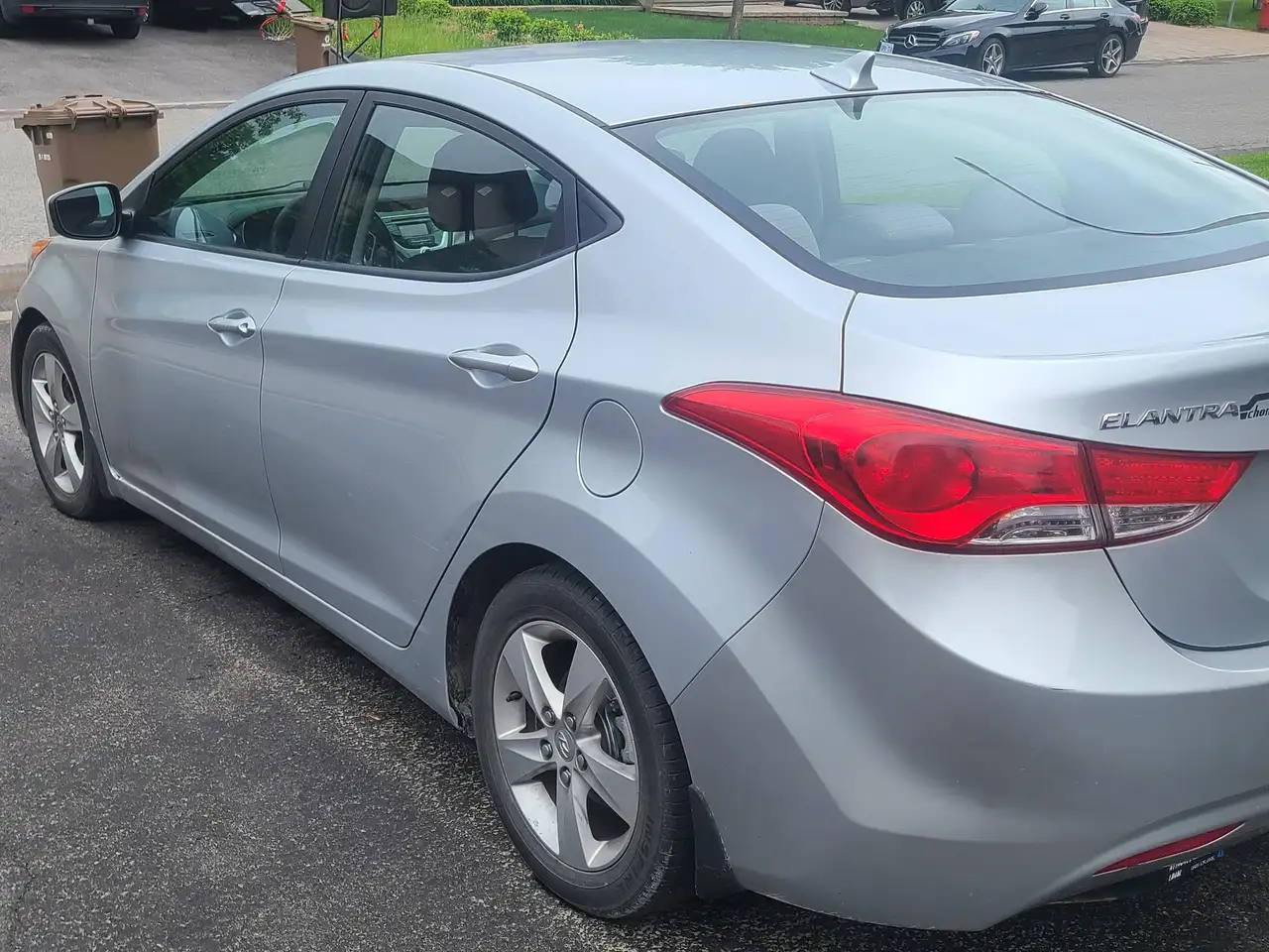 Hyundai ELANTRA photo Hyundai ELANTRA