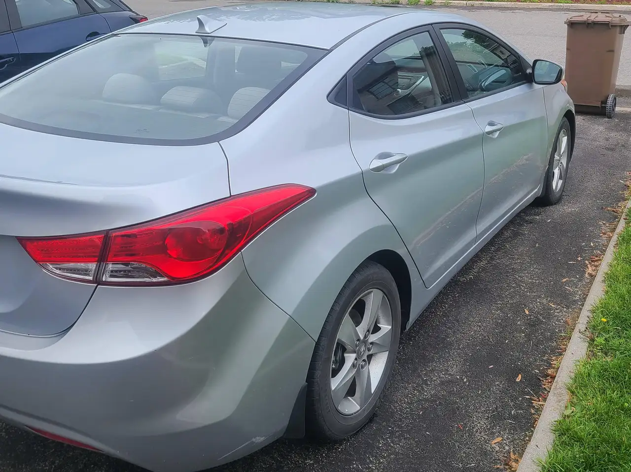 Hyundai ELANTRA photo Hyundai ELANTRA