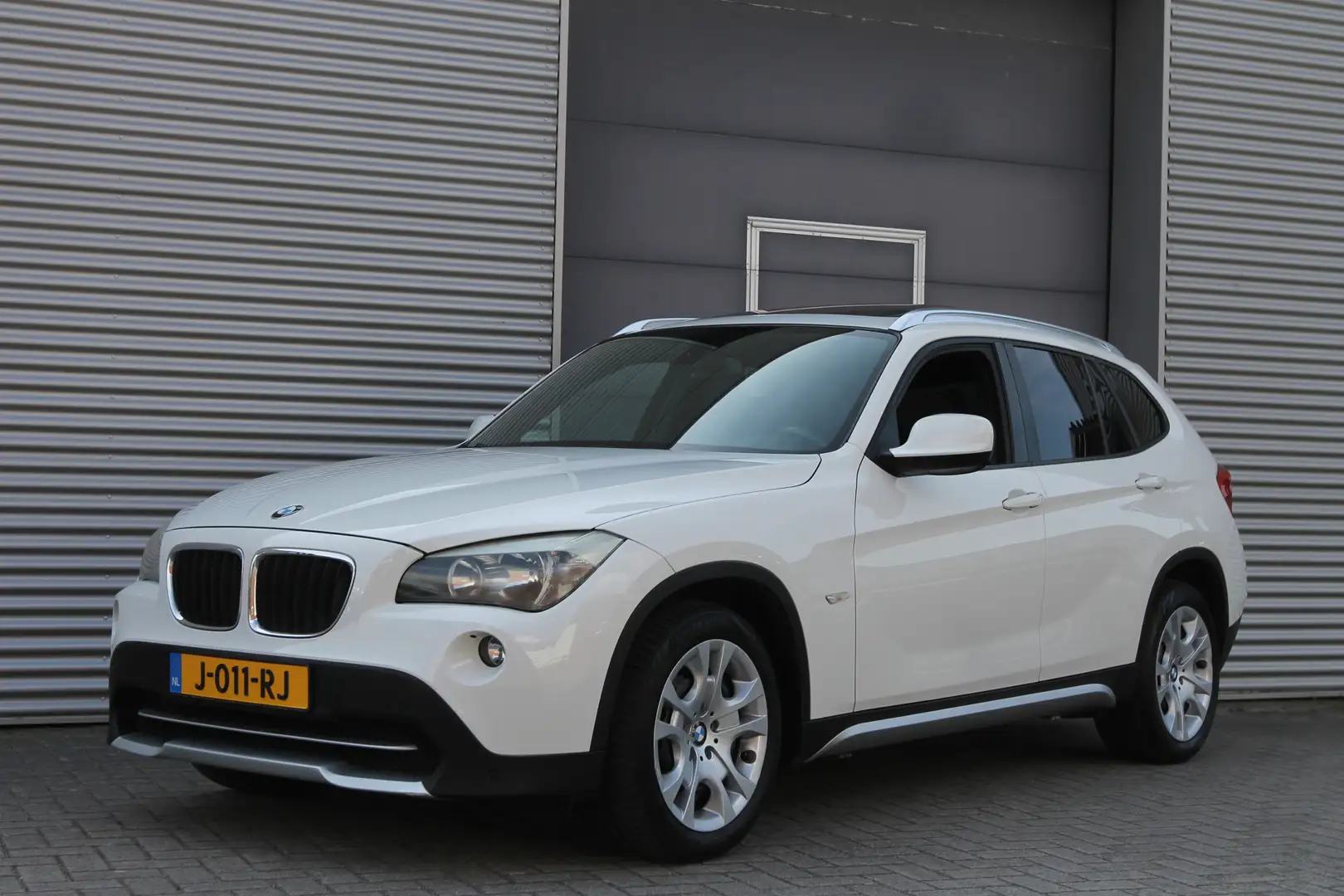 BMW X1 sDrive18i I AUT. I LEDER I AIRCO I TREKHAAK Wit - 1