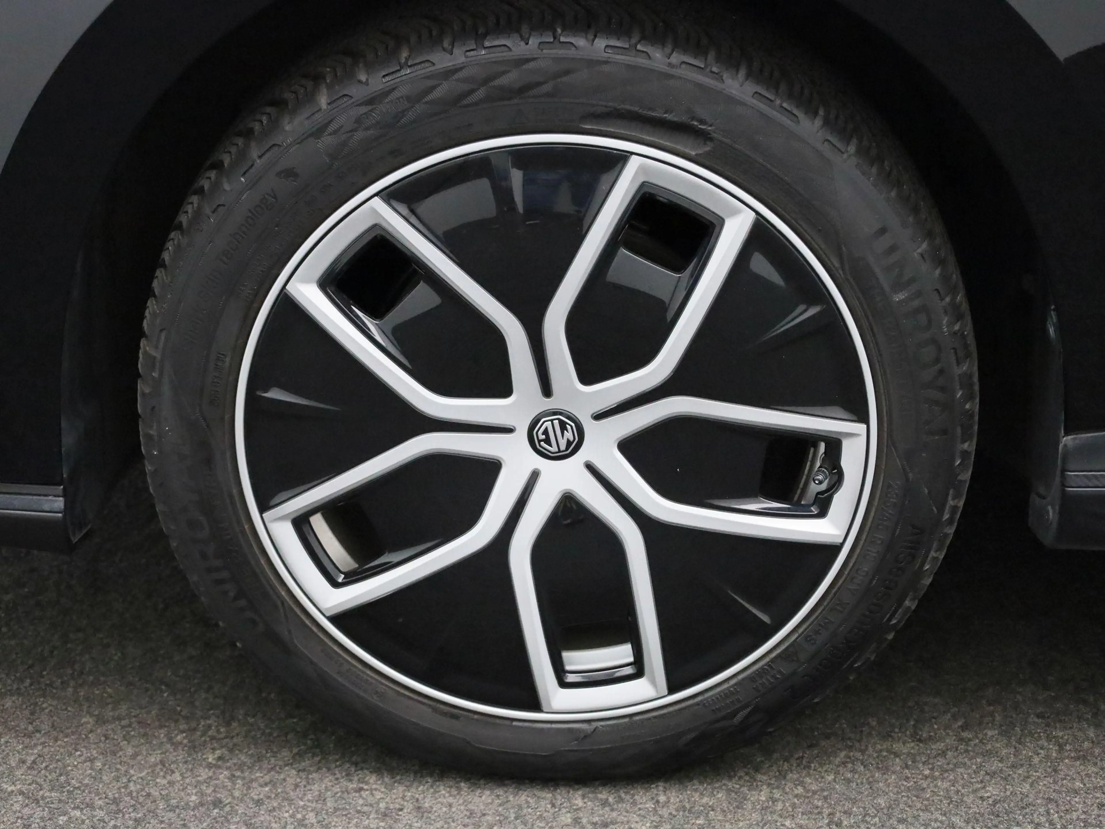 MG MG4 64 kWh Luxury | 360 Camera | Stoelverwarming | Stu — photo 14