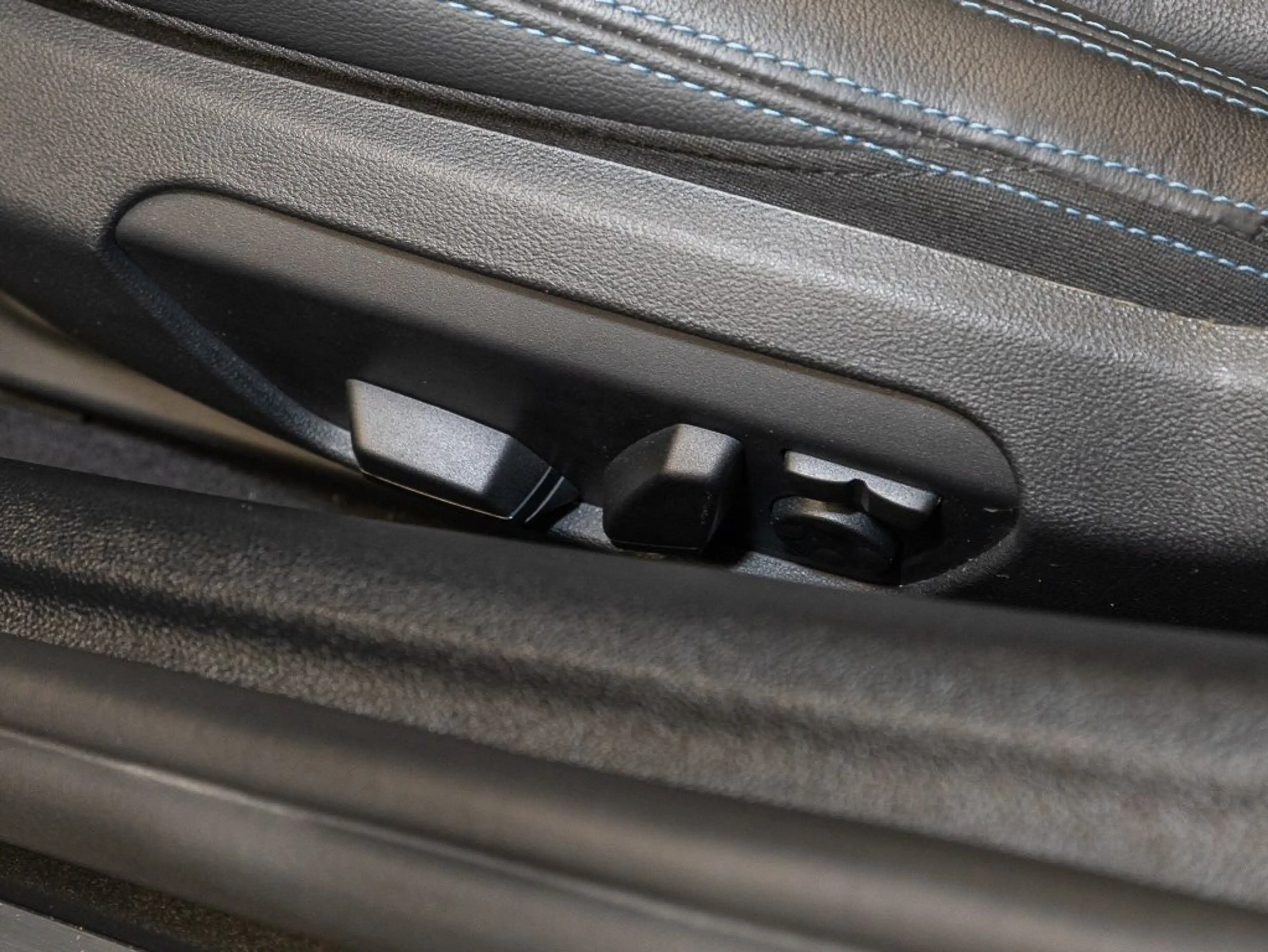 BMW Z4 sDrive30i HUD RFK NAVI LED Sound Syst. DAB — photo 11
