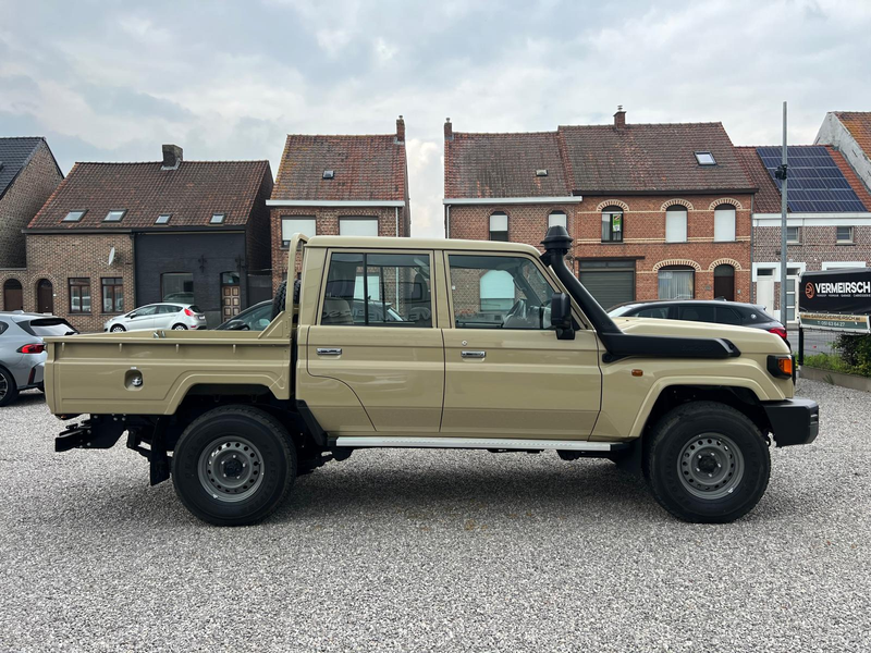 Toyota Land Cruiser 70 SERIE*LC79*V6-BENZINE*AUTOMAAT*NEW CAR*5-PLAATSEN*LICHTE VRACHT*AIRCO*74000 EX* — photo 4