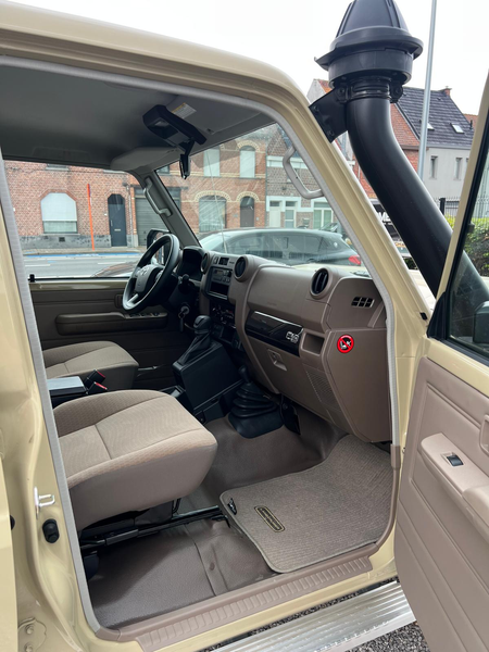 Toyota Land Cruiser 70 SERIE*LC79*V6-BENZINE*AUTOMAAT*NEW CAR*5-PLAATSEN*LICHTE VRACHT*AIRCO*74000 EX* — photo 9